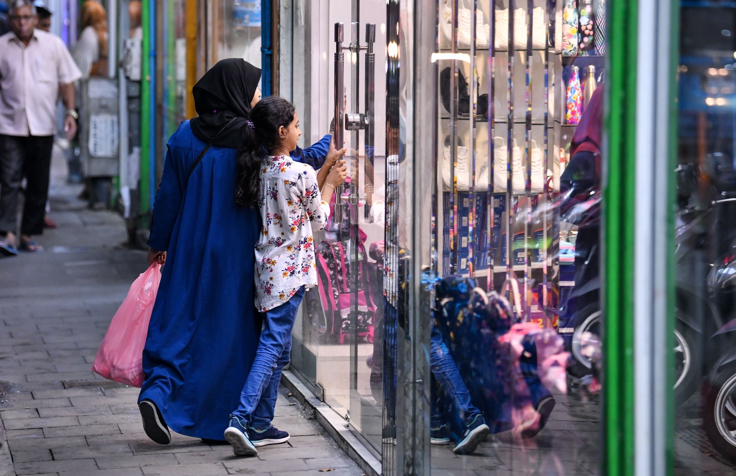 ސްކޫލަށް ބޭނުންވާ ސާމާނު ހޯދުމަށް މާލޭގެ ގަލޮޅުދަނޑު ސަރަހައްދުގައި ބަޔަކު ހަރަކާތްތެރިވަނީ: ދިރާސީ އާ އަހަރުގެ ކިޔެވުން ރާއްޖޭގެ ހުރިހާ ރަށެއްގައި ވެސް މާދަމާ ފަށާނެ -- ފޮޓޯ: ފަޔާޒު މޫސާ | މިހާރު