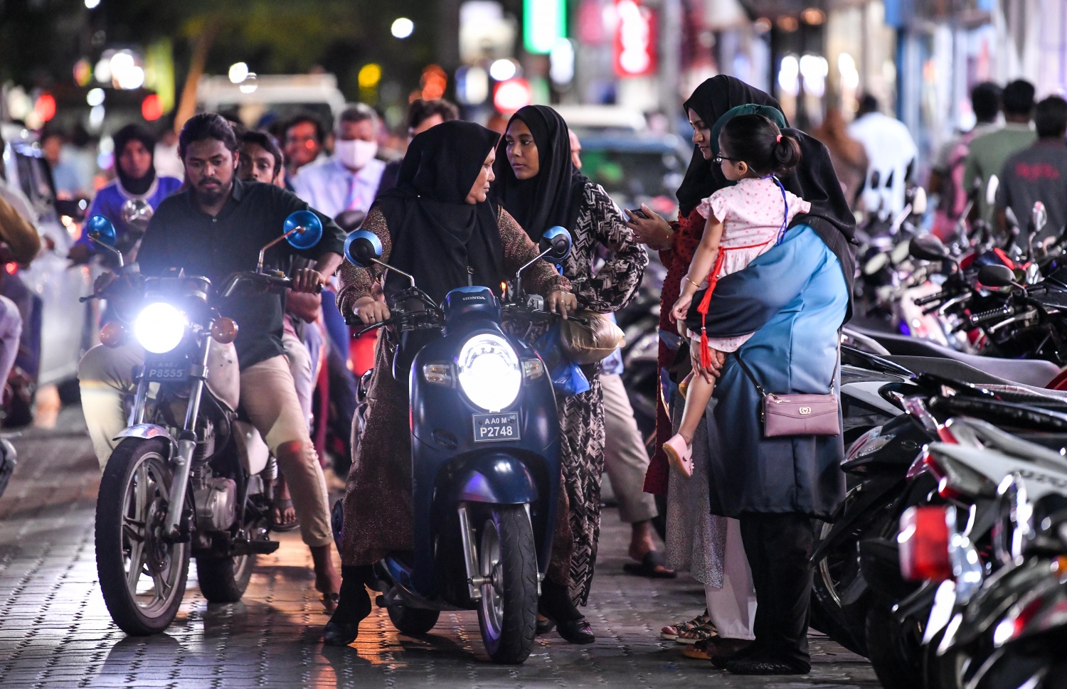 ބެލެނިވެރިން ދަރިން ގޮވައިގެން އެ ކުދިންނަށް ބޭނުން ވާ ސްކޫލް ސާމާނު ގަތުމަށް މަޖީދީމަގުގައި ހަރަކާތްތެރިވަނީ -- ފޮޓޯ: ފަޔާޒު މޫސާ | މިހާރު