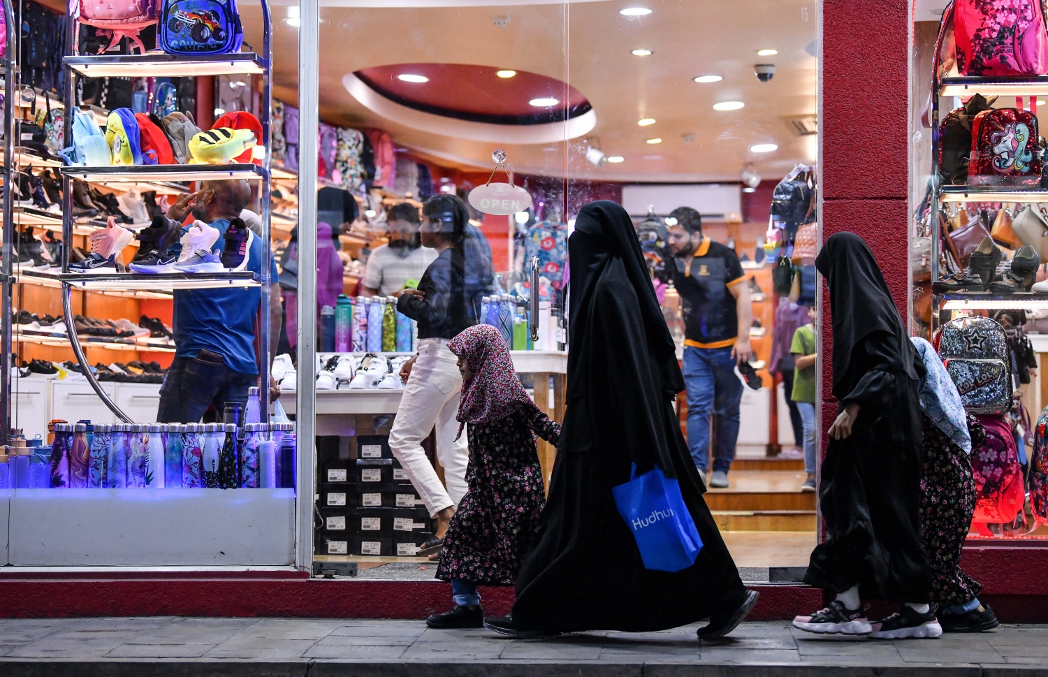 ސްކޫލަށް ބޭނުންވާ ސާމާނު ހޯދުމަށް މާލޭގެ ގަލޮޅުދަނޑު ސަރަހައްދުގައި ބަޔަކު ހަރަކާތްތެރިވަނީ: ދިރާސީ އާ އަހަރުގެ ކިޔެވުން ރާއްޖޭގެ ހުރިހާ ރަށެއްގައި ވެސް މާދަމާ ފަށާނެ -- ފޮޓޯ: ފަޔާޒު މޫސާ | މިހާރު