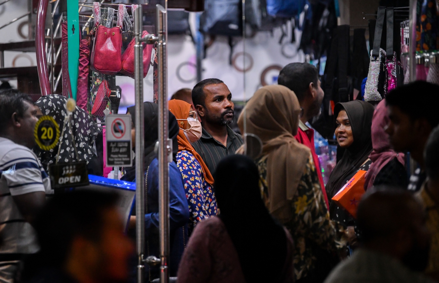 ސްކޫލު ސާމާނު ވިއްކާ ފިހާރައެއްގައި ބަޔަކު ވިޔަފާރި ކުރަނީ: ސްކޫލު ހުޅުވެންވާ އިރަށް އެއްޗެހި ހަމަކުރަން ގިނަ ބަޔަކު ވަނީ ފިހާރަތައް ފުރާލައިފައި -- ފޮޓޯ: ފަޔާޒް މޫސާ/ މިހާރު