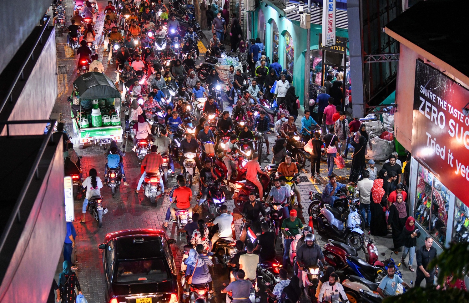 ސްކޫލަށް ބޭނުންވާ ސާމާނު ހޯދަން އެތައް ބަޔަކު އެއްފަހަރާ ނުކުތުމުން މަޖީދީމަގަށް ވަނީ ބާރުބޮޑުވެފައި: ވޭތުވެދިޔަ ދެ ހަފުތާއެއްހާ ދުވަސް، ކޮންމެ ރެއެއް ވެސް ދަނީ މިކަހަލަ ގޮތަކަށް -- ފޮޓޯ: ފަޔާޒު މޫސާ | މިހާރު