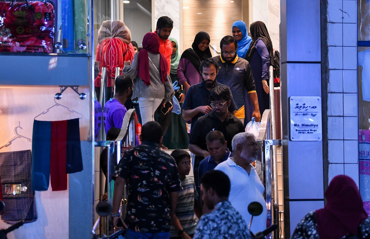 ޔުނިފޯމް ވިއްކާ ފިހާރައަކުން ބަޔަކު ނުކުންނަނީ: ސްކޫލުތަކުގެ ރަސްމީ ޔުނީފޯމާއި އެކްޓިވިޓީ ޔުނިފޯމާއި އެއާ ގުޅޭ ސާމާނު ވިއްކާ ފިހާރަތަކުގެ ކިޔޫތައް ވަނީ ދިގުވެފައި -- ފޮޓޯ: ފަޔާޒް މޫސާ/ މިހާރު