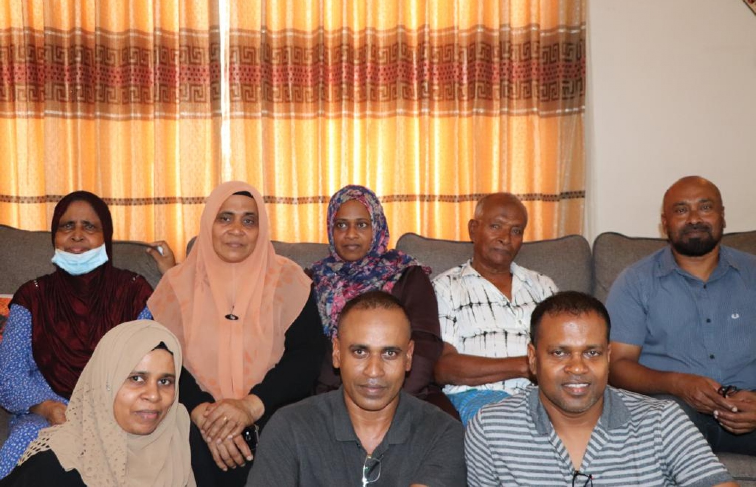 ޝުޖާއު އޭނާގެ މަންމަ އާއި ބައްޕަ އަދި އެއްބަނޑުއެއްބަފާ މީހުންނާއެކު ފޮޓޯއަކަށް ހުއްޓިލައިގެން. ކޮވިޑު ޖެހިގެން މަންމަ ވަނީ މިދިޔަ އަހަރު ނިޔާވެފައި.