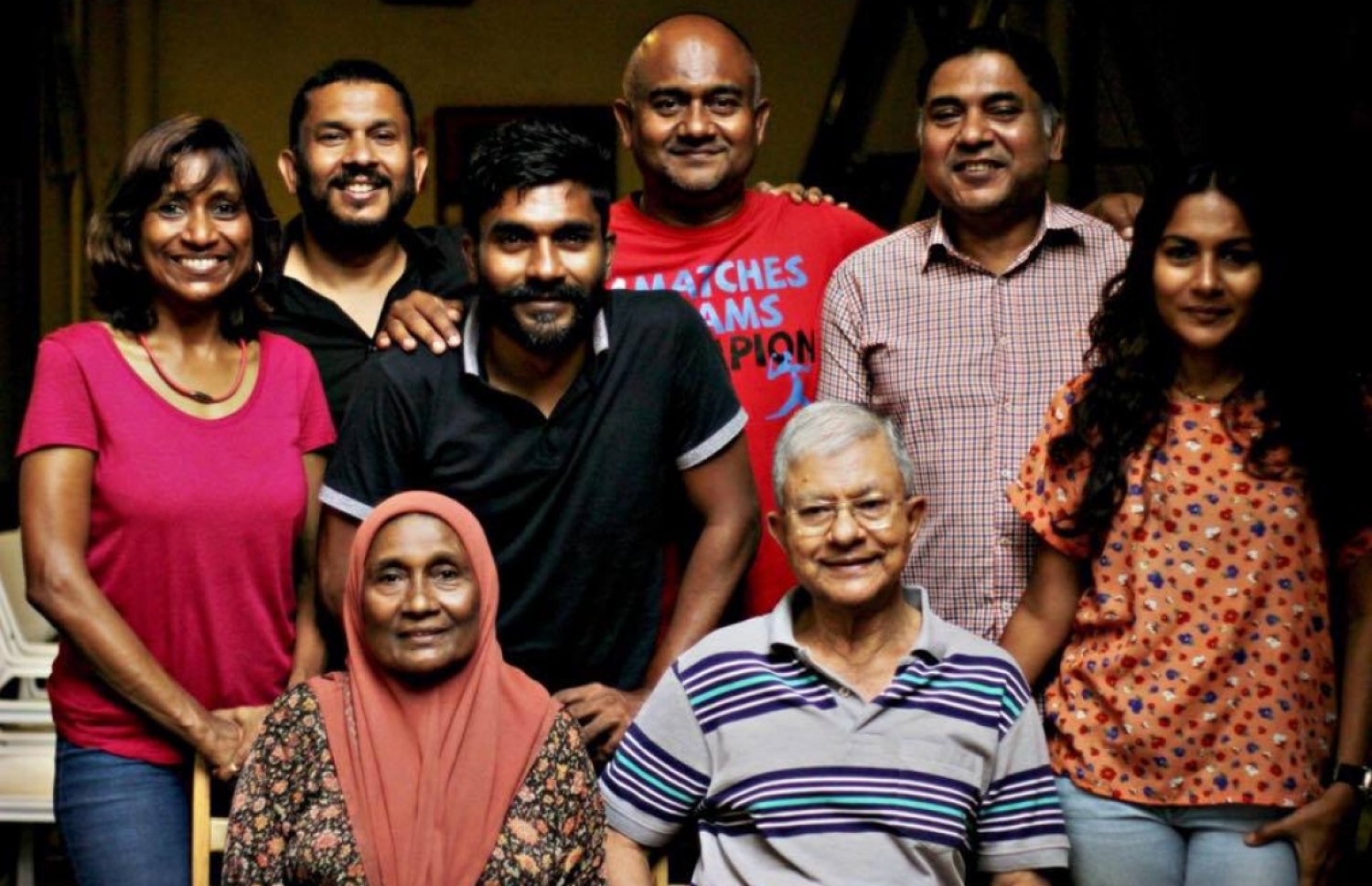 އަހުމަދު ފުޅާއި އަނބިކަނބަލުން ނަޖުމާ، ކުދިންނާ އެކު އާއިލާ ގްރޫޕް ފޮޓޯއެއްގައި.