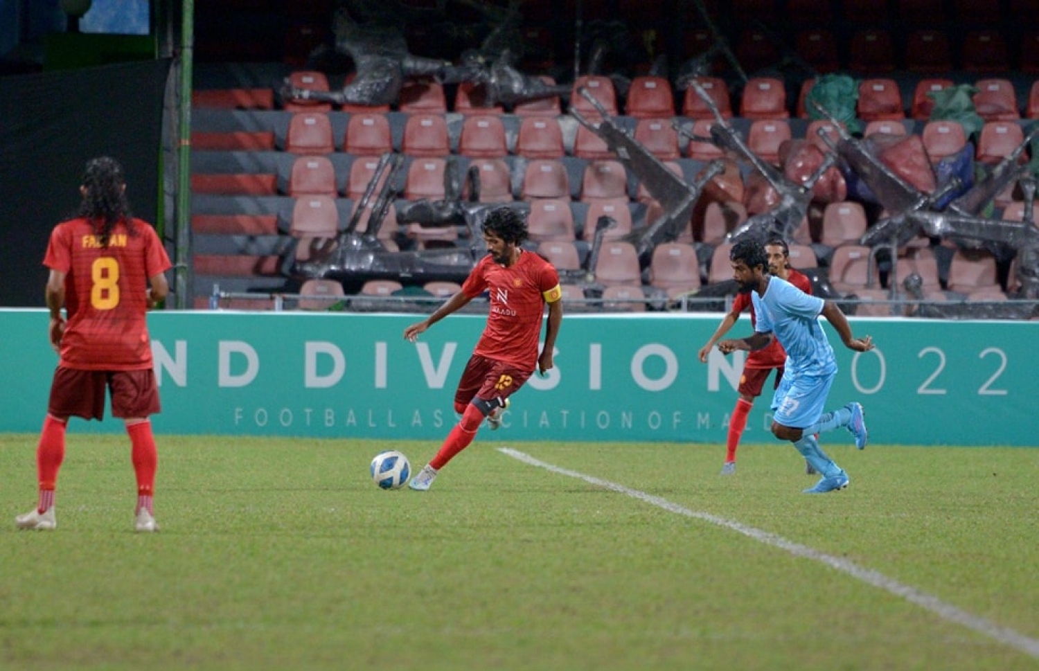 ވިކްޓަރީއާއި މަހިބަދޫ ކުޅުނު މެޗުގައި، ވިކްޓަރީގެ ކެޕްޓަން ބޭންޑް އަޅައިގެން ކުޅުނު އިސްމާއިލް ނަސީމް ބޯޅަ ކުރިއަށް ފޮނުވާލަނީ.-- ފޮޓޯ: އޭއެފްޕީ