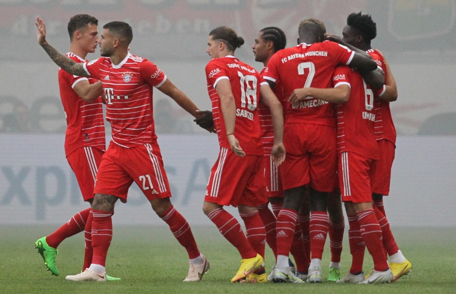 ފުރަތަމަ ލަނޑު ޖެހުމަށް ފަހު ބެޔާންގެ ބައެއް ކުޅުންތެރިން އުފާފާޅުކުރުމުގައި.-- ފޮޓޯ: އޭއެފްޕީ