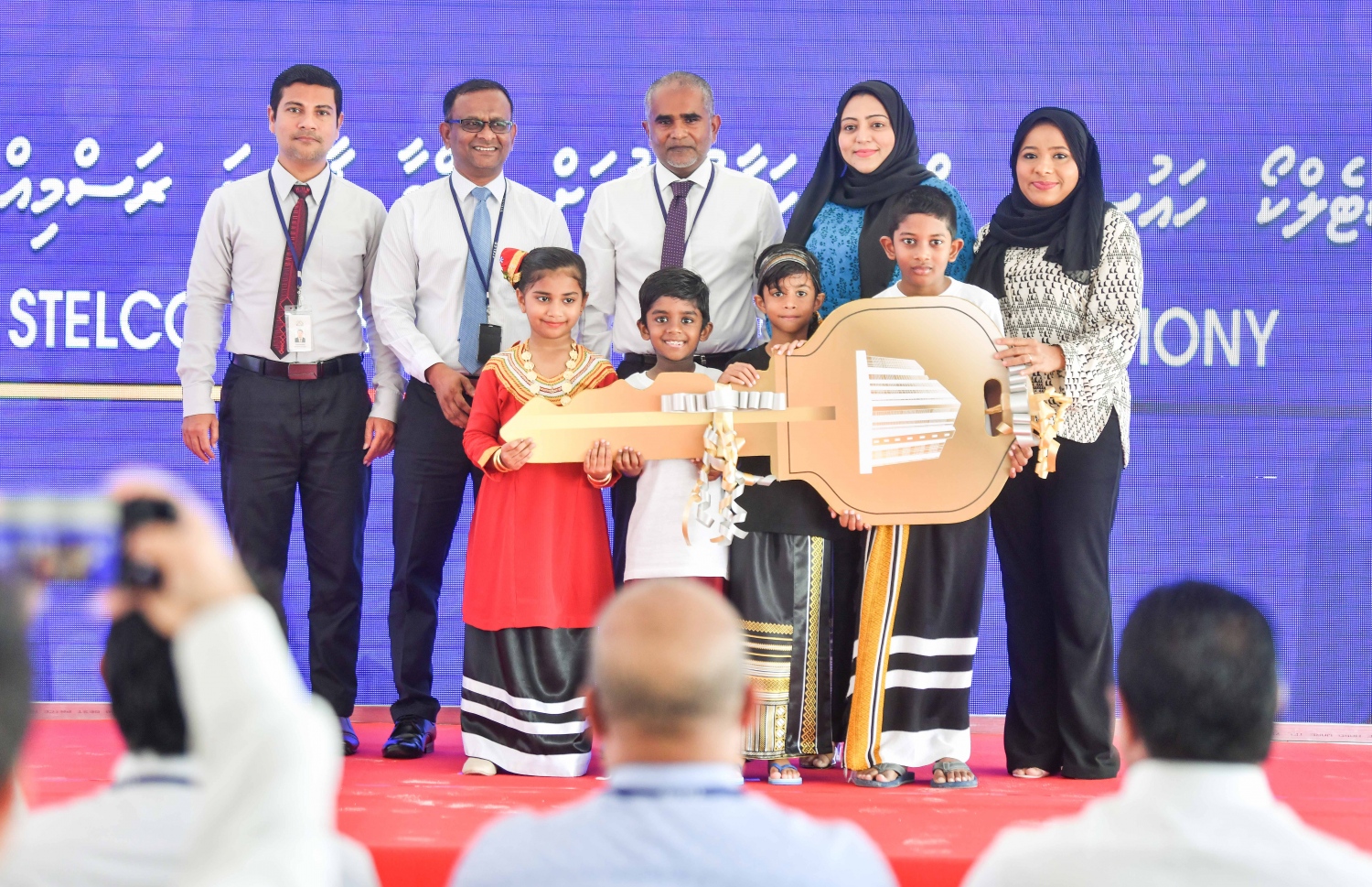 ސްޓެލްކޯގެ މުވައްޒަފުންނަށް ރަމްޒީކޮށް ފްލެޓް ހަވާލުކުރަނީ. އެކުންފުނީގެ 360 މުވައްޒަފުންނަށް ފްލެޓް ދޫކޮށްފައިވޭ -- ފޮޓޯ: ފަޔާޒު މޫސާ | މިހާރު