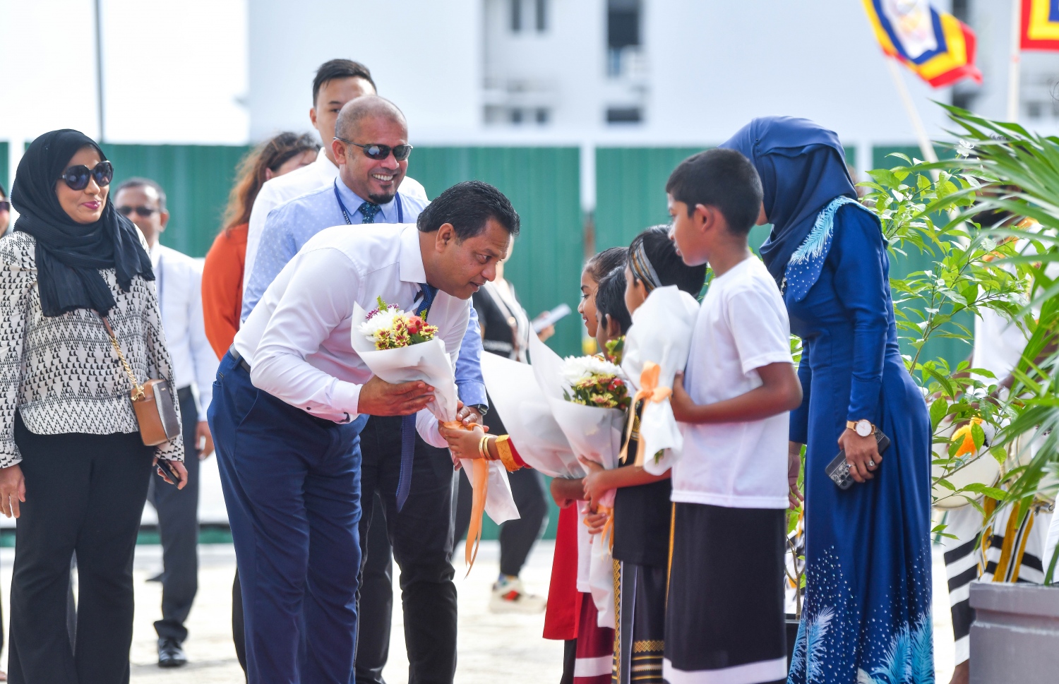 ސްޓެލްކޯގެ ފްލެޓްތައް ހަވާލުކުރުމަށް ހުޅުމާލޭގެ ދެވަނަ ފިޔަވަހީގައި ބޭއްވި ރަސްމިއްޔާތުގެ ޝަރަފްވެރި މެހުމާން ފެނަކަ ކޯޕަރޭޝަންގެ މެނޭޖިން ޑިރެކްޓަރު އަހުމަދު ސައީދުއަށް އެ ކުންފުނީގެ ފަރާތުން މަރުހަބާ ކިޔަނީ، އަރިހުގައި ސްޓެލްކޯގެ މެނޭޖިން ޑިރެކްޓަރު އަހުމަދު ޝަރީފު -- ފޮޓޯ: ފަޔާޒު މޫސާ | މިހާރު