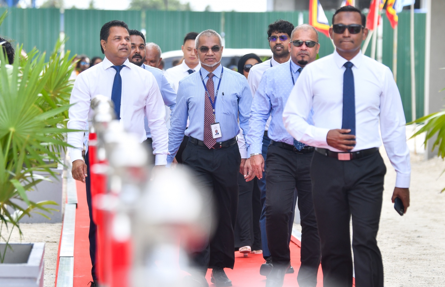 ސްޓެލްކޯގެ ފްލެޓްތައް ހަވާލުކުރުމަށް ހުޅުމާލޭގެ ދެވަނަ ފިޔަވަހީގައި ބޭއްވި ރަސްމިއްޔާތުގެ ޝަރަފްވެރި މެހުމާން ފެނަކަ ކޯޕަރޭޝަންގެ މެނޭޖިން ޑިރެކްޓަރު އަހުމަދު ސައީދު އާ ސްޓެލްކޯގެ ޗެއާމަން ބްރިގޭޑިޔާ ޖެނެރަލް އިބްރާހިމް މުހައްމަދު ދީދީ އަދި އެ ކުންފުނީގެ މެނޭޖިން ޑިރެކްޓަރު އަހުމަދު ޝަރީފު ޖަލްސާ ވަދެވަޑައިގަންނަވަނި -- ފޮޓޯ: ފަޔާޒު މޫސާ | މިހާރު