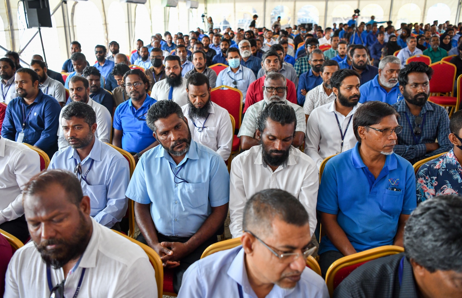 ސްޓެލްކޯ މުވައްޒަފުންނަށް ފްލެޓް ހަވާލުކުރަން ބޭއްވި ރަސްމިއްޔާތުގައި އެ ކުންފުނީގެ މުއައްޒަފުން ބައިވެރި ވަނީ -- ފޮޓޯ: ފަޔާޒު މޫސާ | މިހާރު