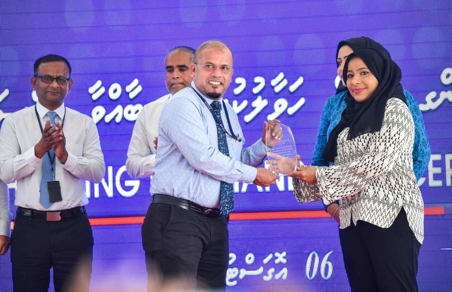 ސްޓެލްކޯ މުއައްޒަފުންގެ ފްލެޓްތަކުގެ މަސައްކަތް ކުރިއަށް ގެންގޮސްދިން ބައެއް ބޭފުޅުންނަށް އެ ކުންފުނީގެ މުއައްޒަފުންގެ ފަރާތުން އަރުވާ ހާއްސަ ފިލާ އެ ކުންފުނީގެ ހައުސިން ޕްރޮޖެކްޓް ކޯޑިނޭޓިން ކޮމެޓީގެ ފަރާތުން އެ ކުންފުނީގެ އެމްޑީ އަހުމަދު ޝަރީފަށް އަރުވަނީ -- ފޮޓޯ: ފަޔާޒު މޫސާ | މިހާރު