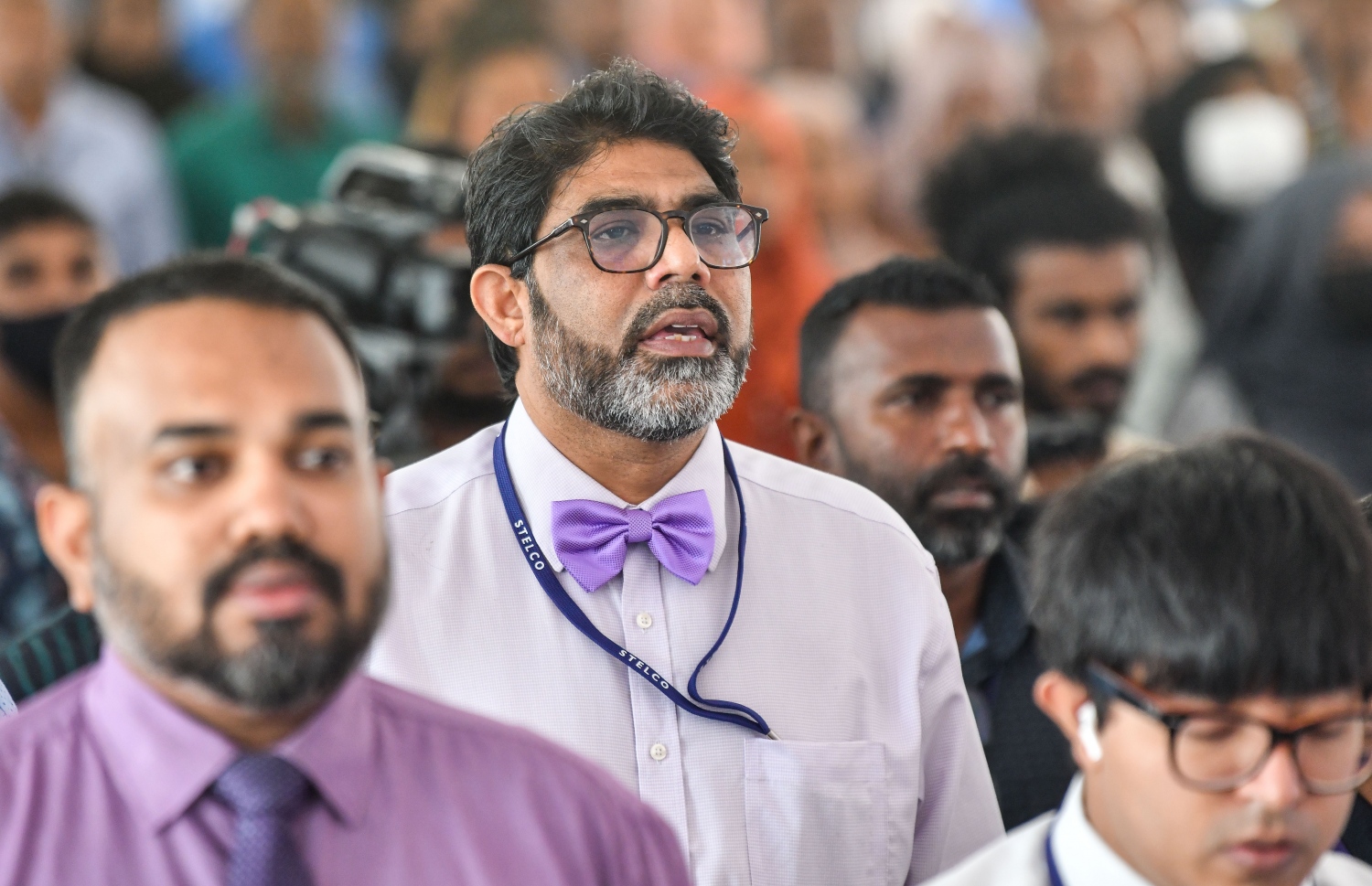 ސްޓެލްކޯގެ 360 ފްލެޓް އެ ކުންފުނީގެ މުވައްޒަފުންނާ ހަވާލުކުރުމަށް ބޭއްވި ރަސްމިއްޔާތުގައި ސްޓެލްކޯގެ ލީގަލް މެނޭޖަރު މަގާމުގައި ހުންނެވި ކުރީގެ ފަނޑިޔާރު މުހައްމަދު ހަލީމް ބައިވެރިވަނީ  -- ފޮޓޯ: ފަޔާޒު މޫސާ | މިހާރު