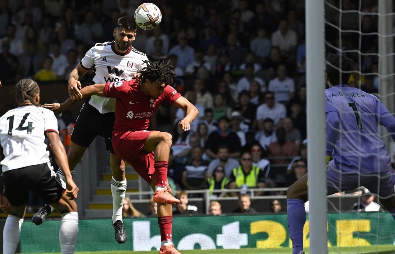 މިޓްރޮވިޗް، ލިވަޕޫލްގެ އާނޯލްޑް ކައިރިން އަރައި ފުރަތަމަ ލަނޑު ޖަހަނީ.-- ފޮޓޯ: އޭއެފްޕީ