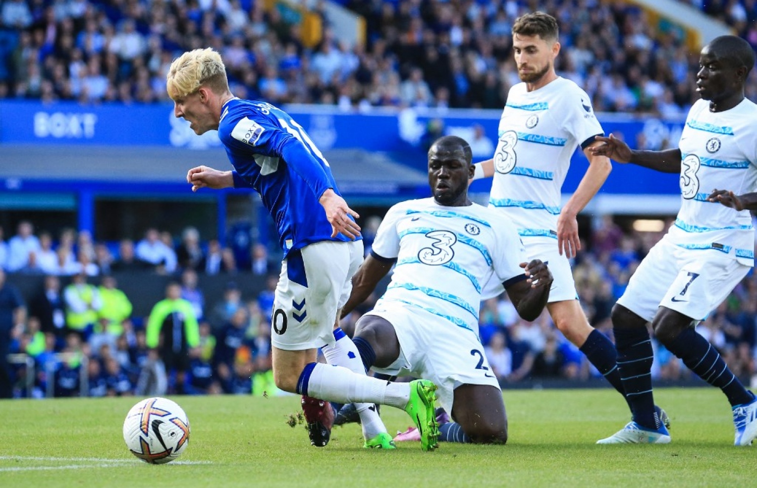 އެވަޓަންގެ އެންމެ ކުރިއަށް ކުޅުނު ގޯޑޮން ބޯޅަ ހިފައިގެން ދާން އުޅެނިކޮށް، ކުލިބަލީ ޓެކުލް ޖަހައި ބޯޅަ ކްލިއާ ކޮށްލަނީ.-- ފޮޓޯ: އޭއެފްޕީ