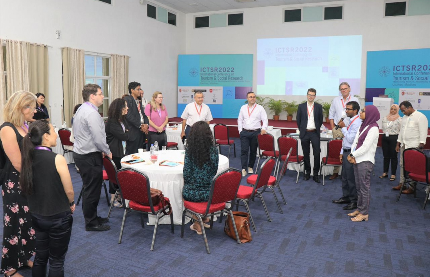 ކޮންފަރެންސްގެ ސެޝަނެއްގައި ބައިވެރިންގެމެދުގައި މަޝްވަރާތަކެއް ކުރިއަށް ދަނީ. -- ފޮޓޯ: ކްލިކް ކޮލެޖު