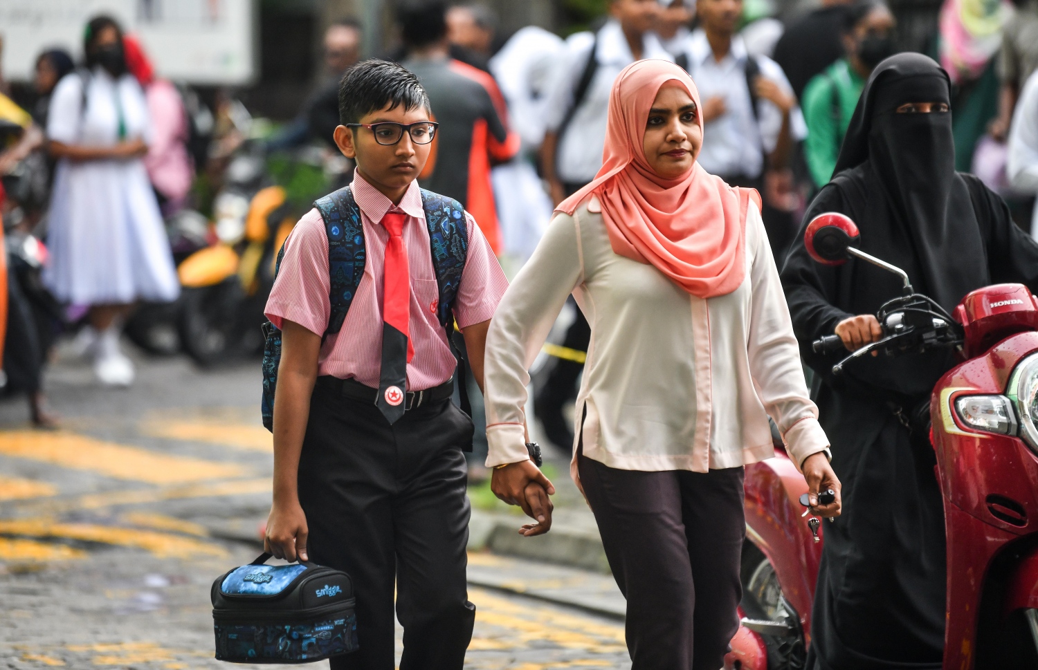 ތައުލީމީ އާ އަހަރުގެ ފުރަތަމަ ދުވަހު އިސްކަންދަރު ސްކޫލުގެ ކުއްޖަކު ބެލެނިވެރިޔާއާއެކު ކިޔަވަން ދަނީ.---ފޮޓޯ: ފަޔާޒު މޫސާ| މިހާރު