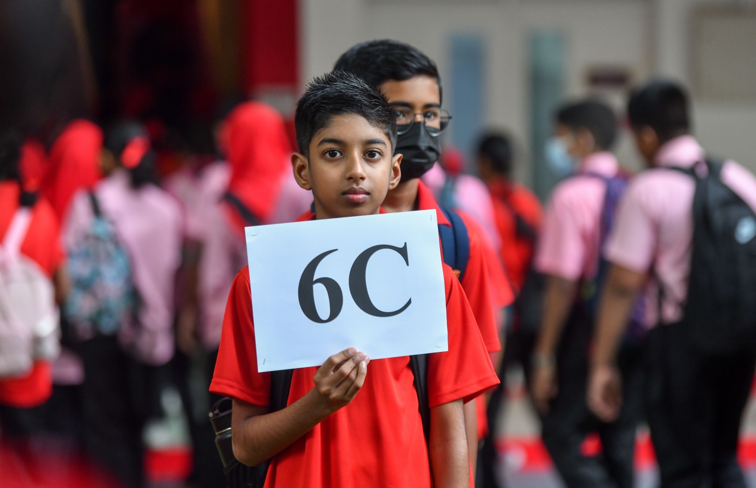 އިސްކަންދަރު ސްކޫލުގެ ދަރިވަރަކު ކިޔަވާ ކްލާހުގެ ނަން ބޯޑު ހިފައިގެން މަޑުކޮށްލައިގެން.-- ފޮޓޯ: ފަޔާޒު މޫސާ/ މިހާރު