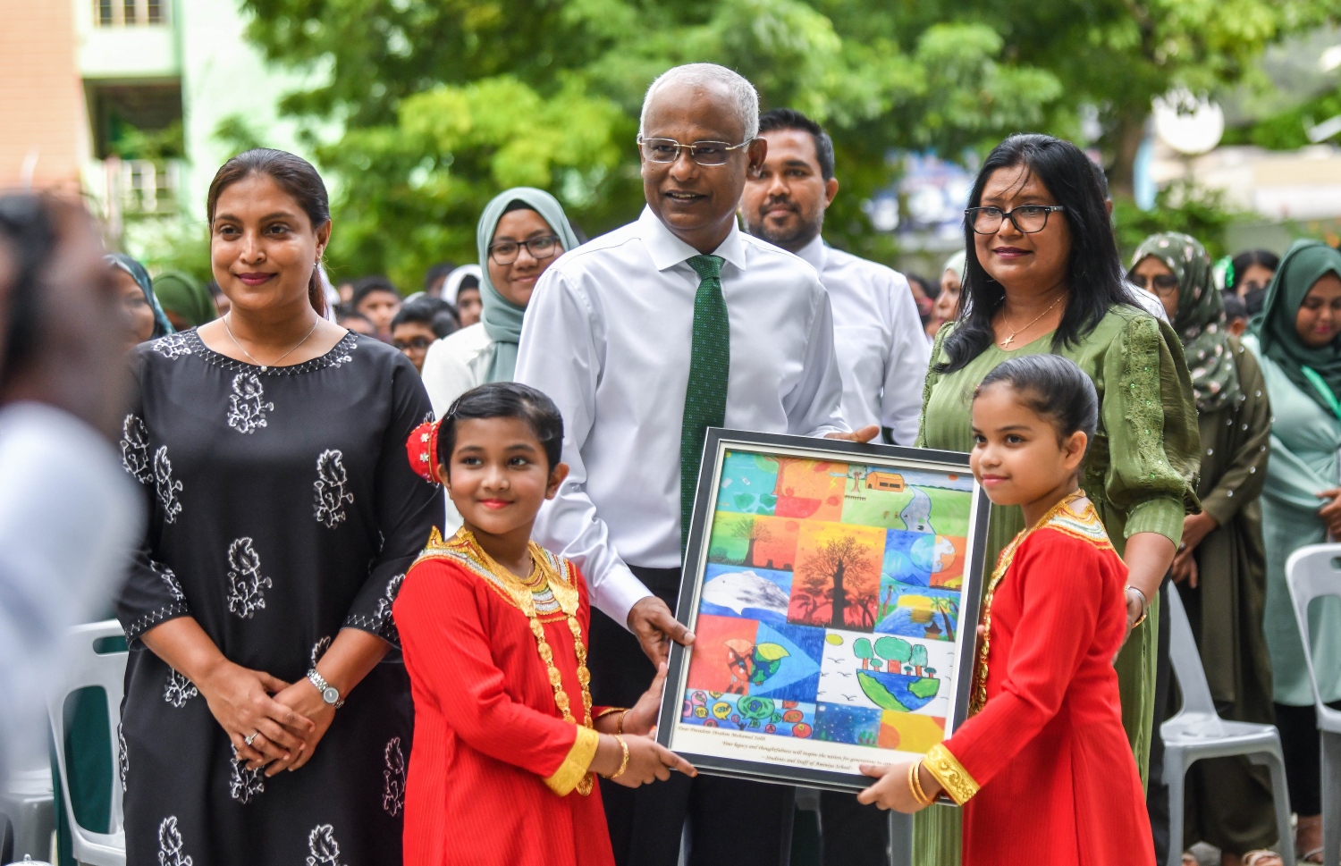 ދިރާސީ އާ އަހަރުގެ ކިޔެވުން ފެށުމަށް އަމީނިއްޔާ ސްކޫލްގައި މިއަދު ބޭއްވި ހާއްސަ އެސެމްބްލީގައި އެ ސްކޫލްގެ ދެ ކުއްޖަކު ރައީސް އިބްރާހިމް މުހައްމަދު ސޯލިހަށް ހަދިޔާއެއް އަރުވަނީ.--- ފޮޓޯ: ފަޔާޒު މޫސާ/ މިހާރު