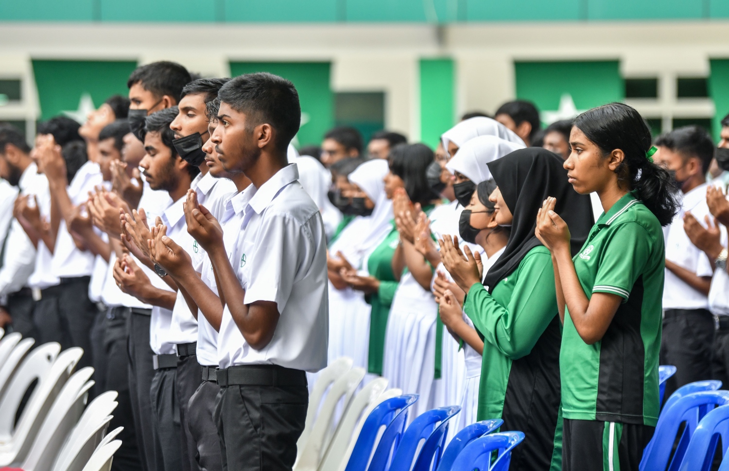 ދިރާސީ އާ އަހަރުގެ ކިޔެވުން ފެށުމަށް އަމީނިއްޔާ ސްކޫލްގައި މިއަދު ބޭއްވި ހާއްސަ އެސެމްބްލީގައި، އެ ސްކޫލްގެ ދަރިވަރުންތަކެއް ބައިވެރިވަނީ.-- ފޮޓޯ: ފަޔާޒު މޫސާ/ މިހާރު