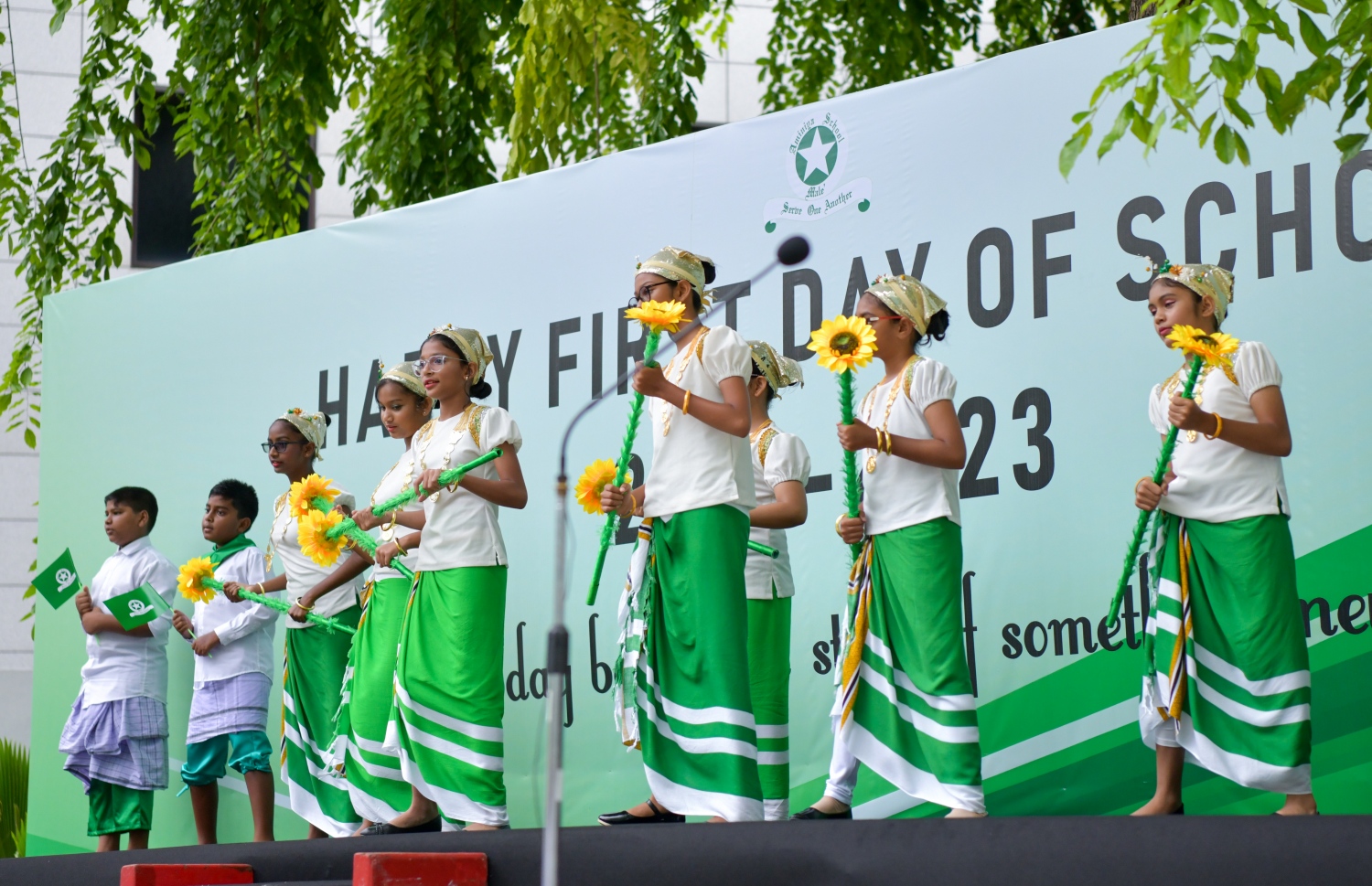 ދިރާސީ އާ އަހަރުގެ ފެށުމަށް އަމީނިއްޔާ ސްކޫލްގައި ބޭއްވި ހާއްސަ އެސެމްބްލީގައި، އެ ސްކޫލްގެ ދަރިވަރުންތަކެއް ނަށަނީ.- ފޮޓޯ: ފަޔާޒު މޫސާ/ މިހާރު