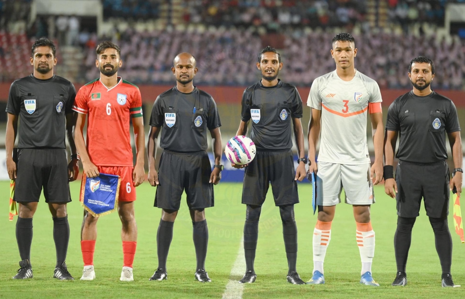 ރާއްޖޭގެ އަފްސަހު އާއި ސިނާން މެދުގައި: ސާފް ޗެމްޕިއަންޝިޕްގެ 20 އަހަރުން ދަށުގެ ފައިނަލުގައި ދެ އޮފިޝަލުން ވަނީ އިންސާފުކޮށްފަ --- ފޮޓޯ: ސާފް