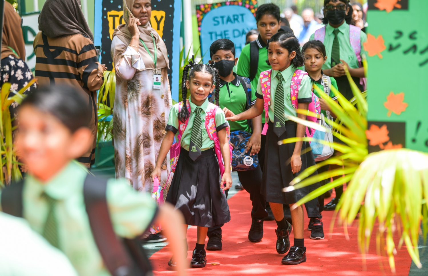 ދިރާސީ އާ އަހަރުގެ ފުރަތަމަ ދުވަހު ކަލާފާނު ސްކޫލުގެ ކުދިންތަކެއް ސްކޫލަށް ވަންނަނީ: އެ ސްކޫލުގެ ޓީޗަރުން ވަނީ އެ ކުދިންނަށް ހޫނު މަރުހަބާއެއް ކިޔާފައި.-- ފޮޓޯ: ފަޔާޒު މޫސާ | މިހާރު