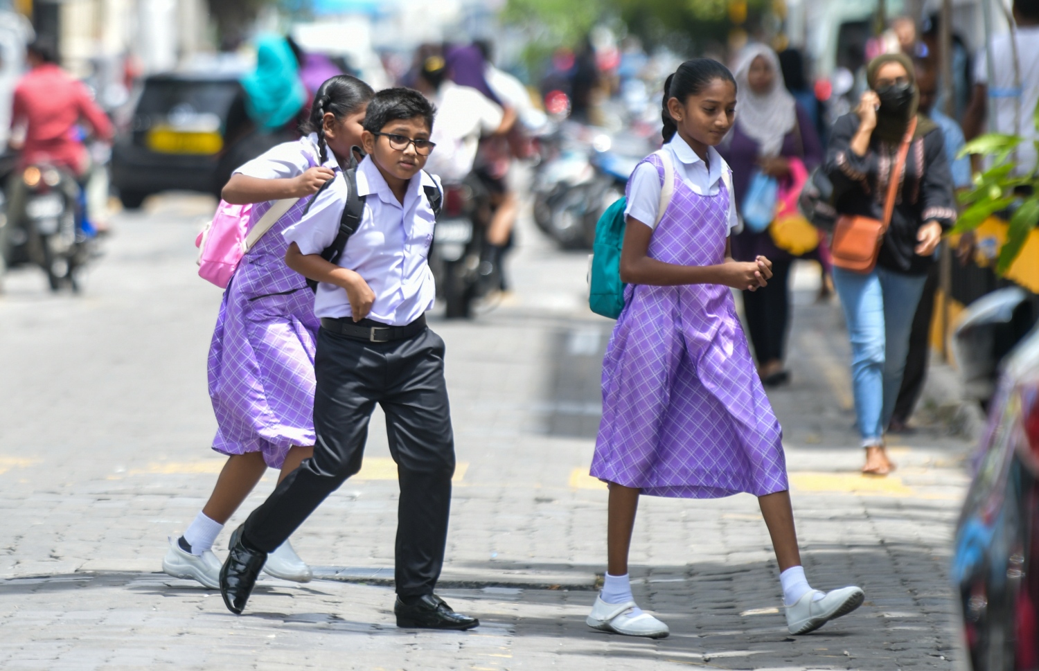 ދިރާސީ އާ އަހަރުގެ ފުރަތަމަ ދުވަހު ހިރިޔާ ސްކޫލުގެ ކުދިންތަކެއް ސްކޫލަށް ދަނީ.--- ފޮޓޯ: ފަޔާޒު މޫސާ | މިހާރު
