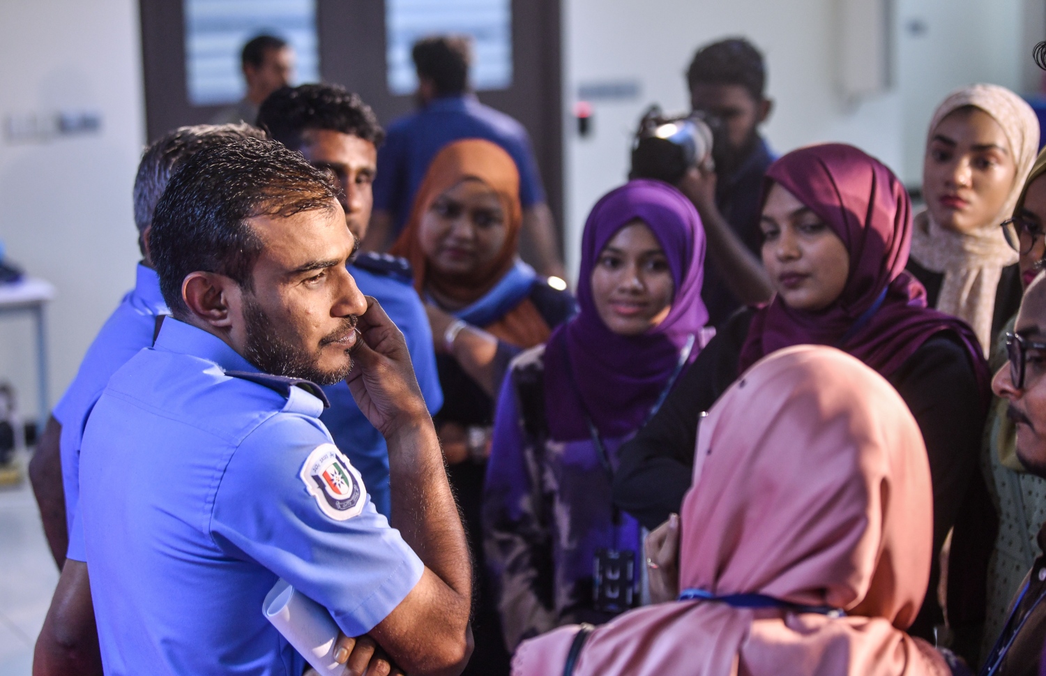 ޝިއާއުގެ މަރާ ގުޅިގެން ބޭއްވި ނޫސްވެރިންގެ ބައްދަލުވުމަށް ފަހު ހަވާސާ ތެރެއިން ނޫސްވެރިން، ފުލުހުންގެ އޮފިޝަލުންނާ ވާހަކަ ވާހަކަ ދައްކަނީ.---ފޮޓޯ: މިހާރު