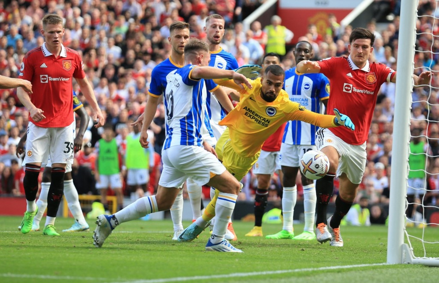 ޑަލޮޓް ފޮނުވާލި ބޯޅަ ދިފާއު ކުރަން ބްރައިޓަންގެ ކީޕަރު ސަންޗޭޒް އާއި މެކް އަލިސްޓާ މަސައްކަތް ކުރަނީ، ޔުނައިޓެޑުގެ ހަމައެކަނި ގޯލަކީ މި ބޯޅައިގައި މެކް އަލިސްޓާ ފައިގައި ޖެހިފައި ބައިކޮޅަށް ވަން ގޯލު. -- ފޮޓޯ: އޭއެފްޕީ