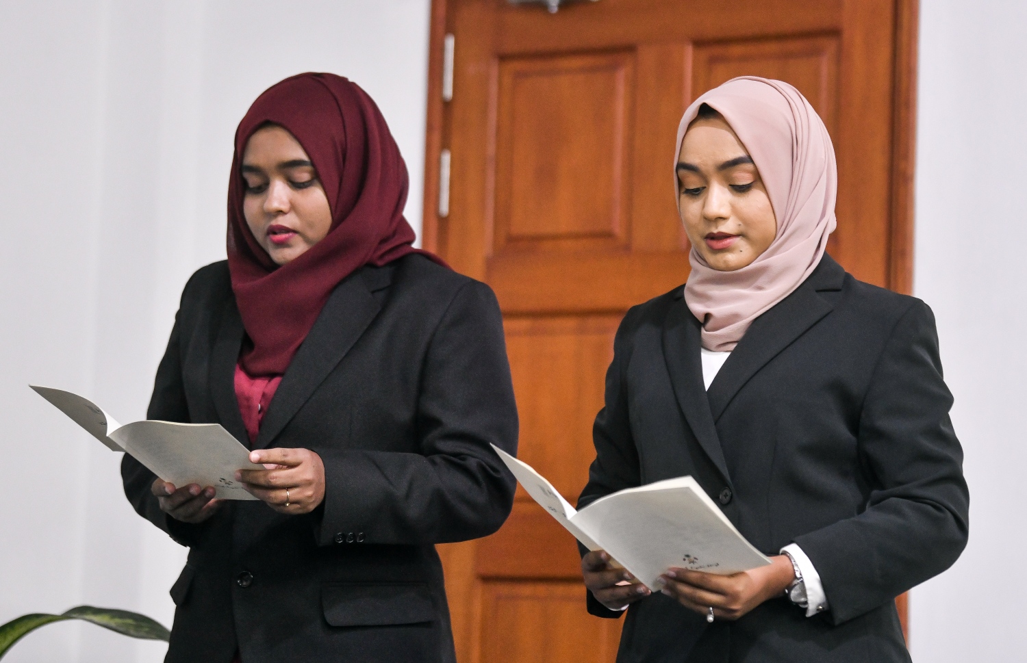 ދެ ބޭފުޅަކު، ދެ ރަށެއްގެ މެޖިސްޓްރޭޓް ކޯޓުގެ ގާޒީކަމުގެ ހުވާ މިއަދު ކުރައްވަނީ.-- ފޮޓޯ: ފަޔާޒު މޫސާ/ މިހާރު