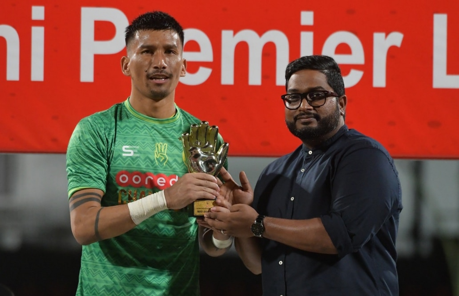 ލީގުގެ މޮޅު ކީޕަރުގެ އެވޯޑް ހޯދި ކިރަން (ވ) އަށް ބައްސާމް އެވޯޑް ހަވާލުކޮށް ދެއްވަނީ: ބިދޭސީ ކީޕަރުން ނުގެނެވޭ ގޮތަށް ހެދި ގަވާއިދަށް އަމަލުކުރުން  އެފްއޭއެމުން ވަނީ މަޑުޖައްސާލަފަ --- ފޮޓޯ: އެފްއޭއެމް