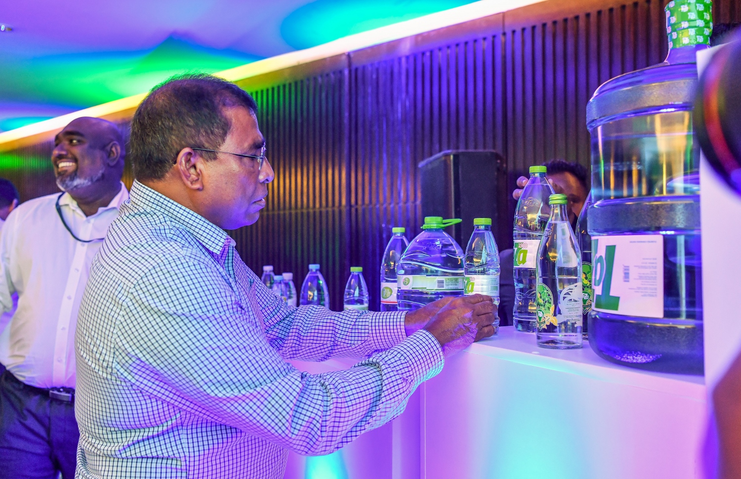 މިރޭގެ ރަސްމިއްޔާތުގައި ދައްކާލާފައި ހުރި ތާޒާގެ އެކި އުފެއްދުންތައް ޑރ. މައުސޫމް ބައްލަވަނީ. ---ފޮޓޯ: ފަޔާޒް މޫސާ | މިހާރު