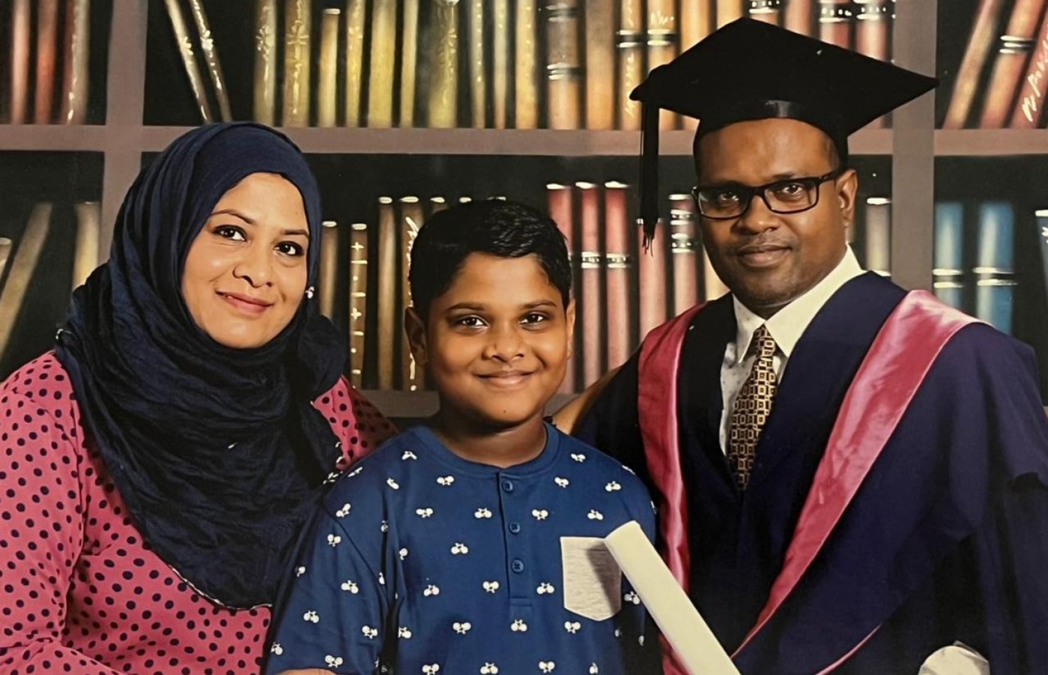 ޝުޖާއު، 2012 ވަނަ އަހަރު ސްޕެޝަލައިޒޭޝަން ނިންމެވުމަށްފަހު އޭނާގެ އަނބިކަނބަލުން އަދި ދަރިފުޅާއެކު ފޮޓޯއަކަށް ހުއްޓިވަޑައިގެން.