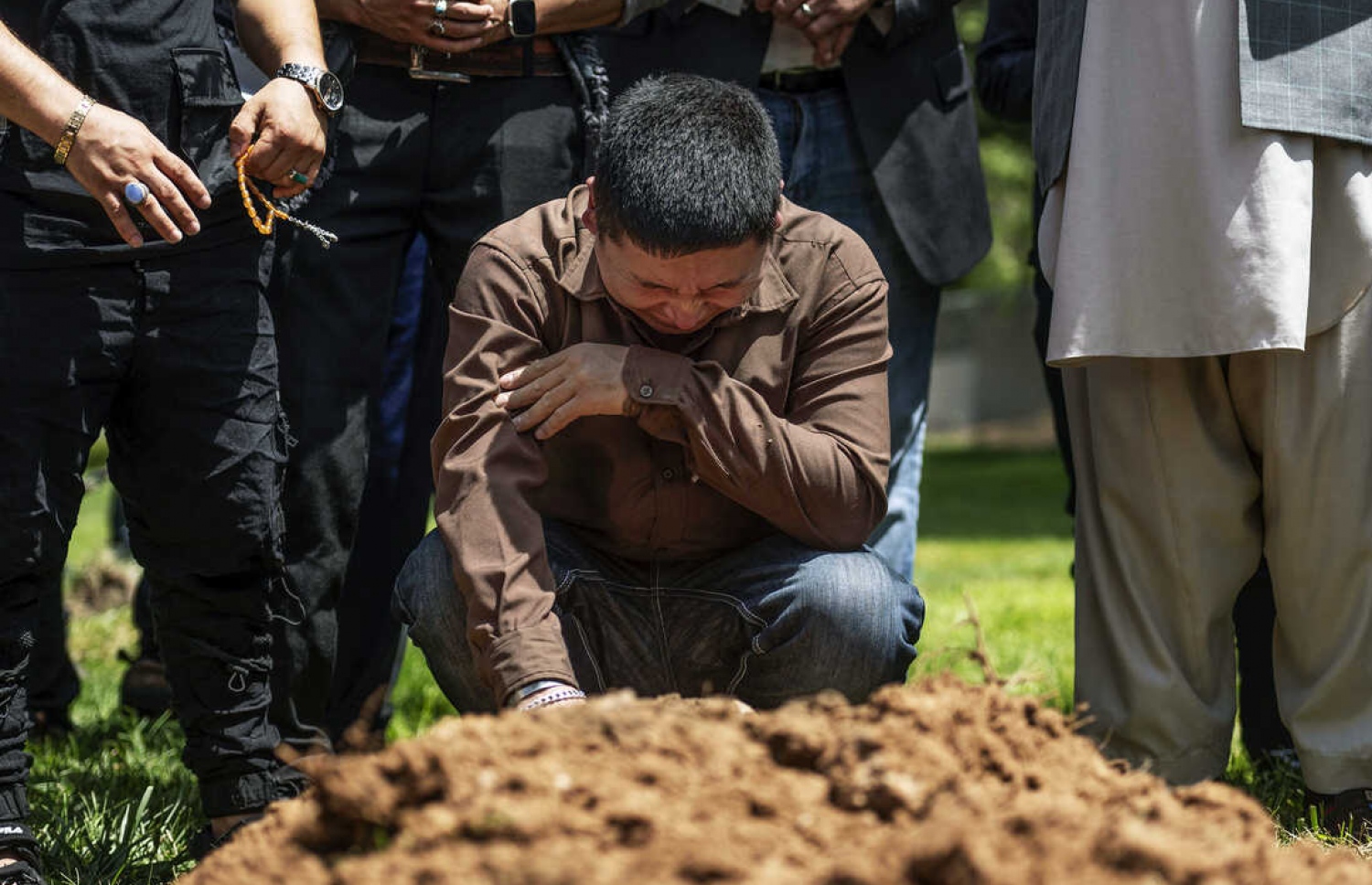 ބަޑިޖަހައި މަރައިލި އާފްތާން ހުސައިންގެ ޖަނާޒާގެ ކަންތައް ނިންމުމަށް ފަހު، އޭނާގެ އެއްބަނޑުއެއްބަފާ ބޭބެ އަލްތާފް ހުސައިން އޭނާގެ ކޮއްކޮގެ މަހާނަ ކައިރީގައި އިނދެ ހިތާނަކުރަނީ. --އޭއެފްޕީ