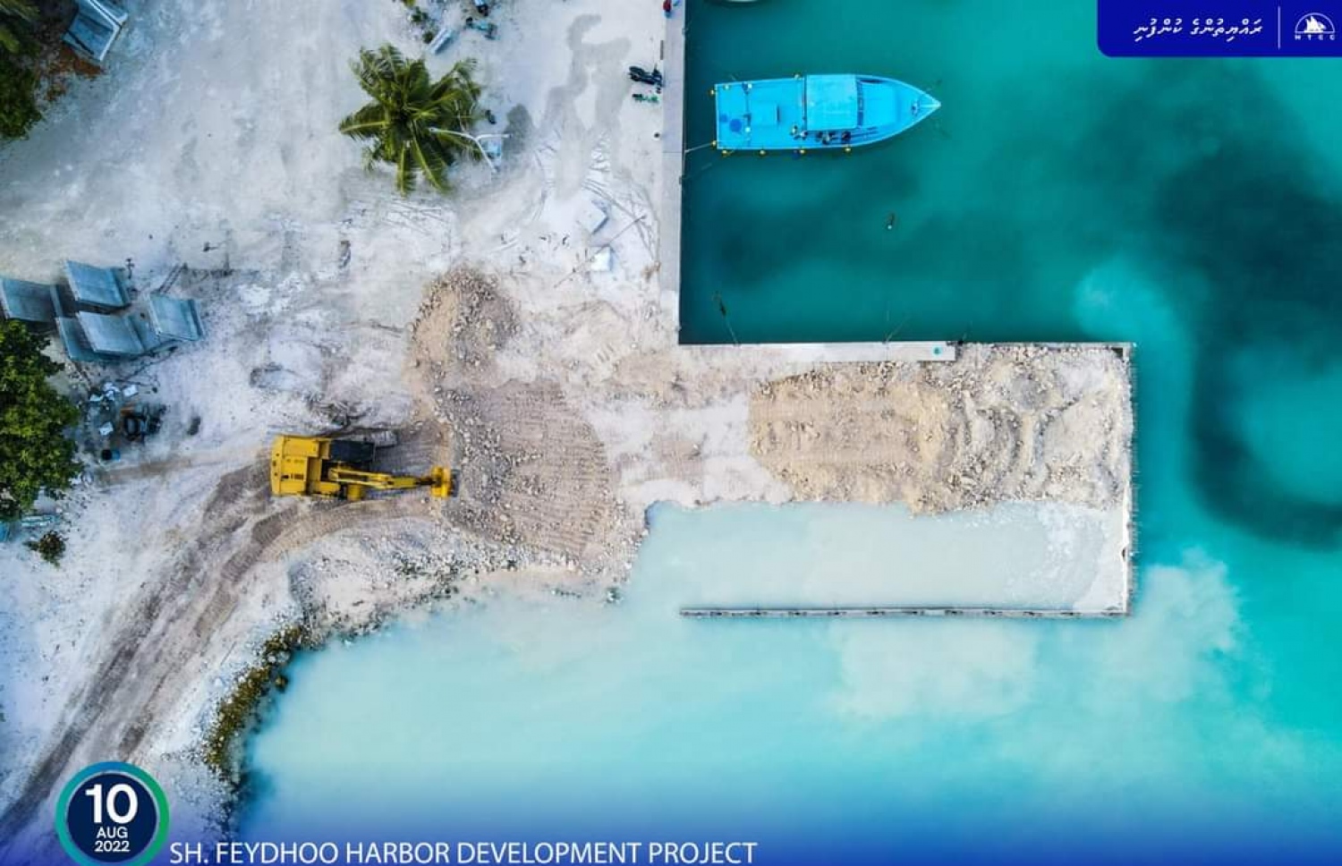 ށ. ފޭދޫ ބަނދަރުގެ ކޮންކްރިޓް ގާ އެތުރުމުގެ މަސައްކަތުގެ ތެރެއިން ---ފޮޓޯ: އެމްޓީސީސީ