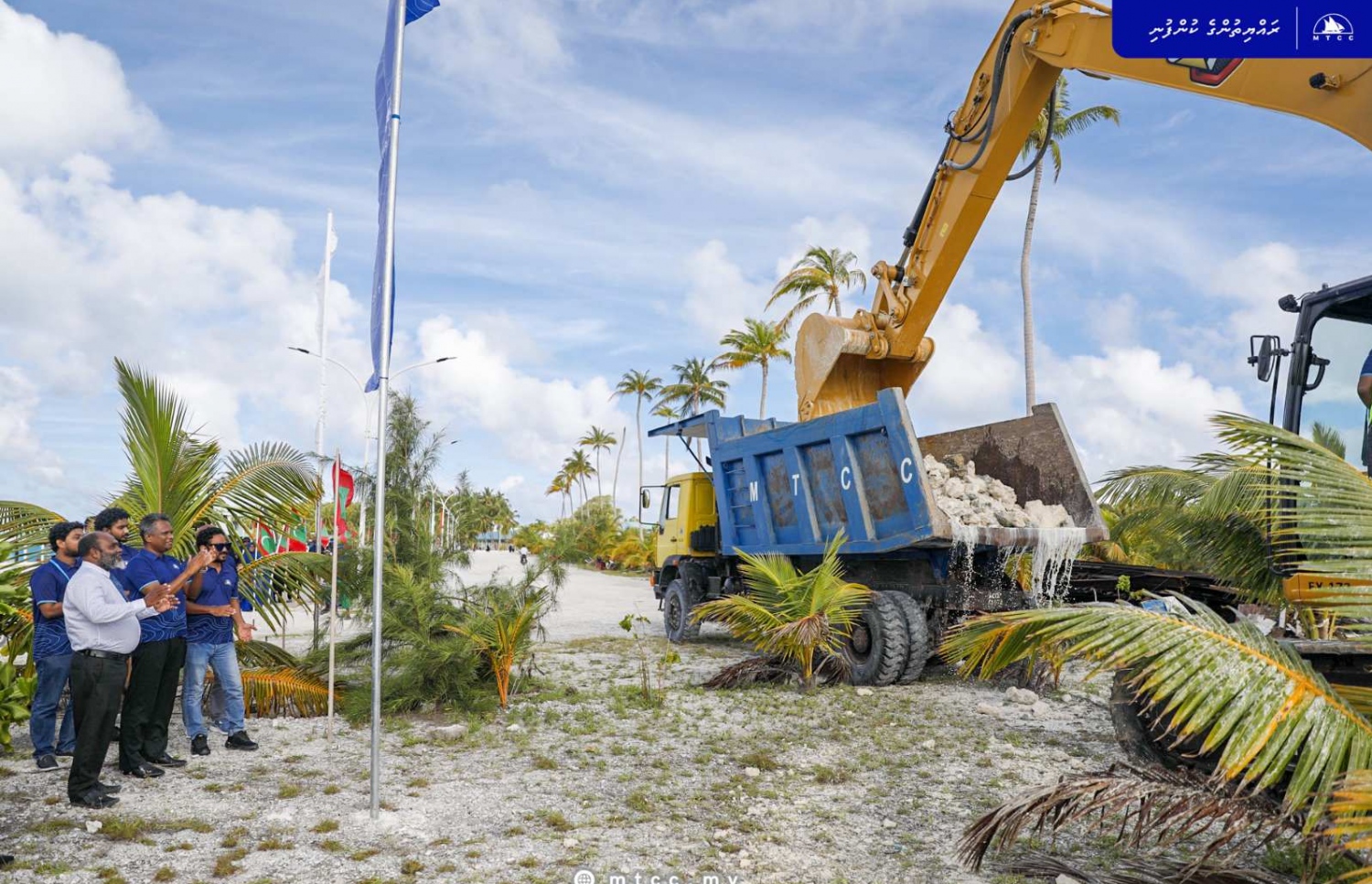 އެމްޓީސީސީގެ މުވައްޒަފުންނާ އެކު ސީއީއޯ އާޒިމް މަގޫދޫ ބިންހިއްކުމުގެ މަސައްކަތް ބައްލަވާލައްވަނީ ---ފޮޓޯ: އެމްޓީސީސީ