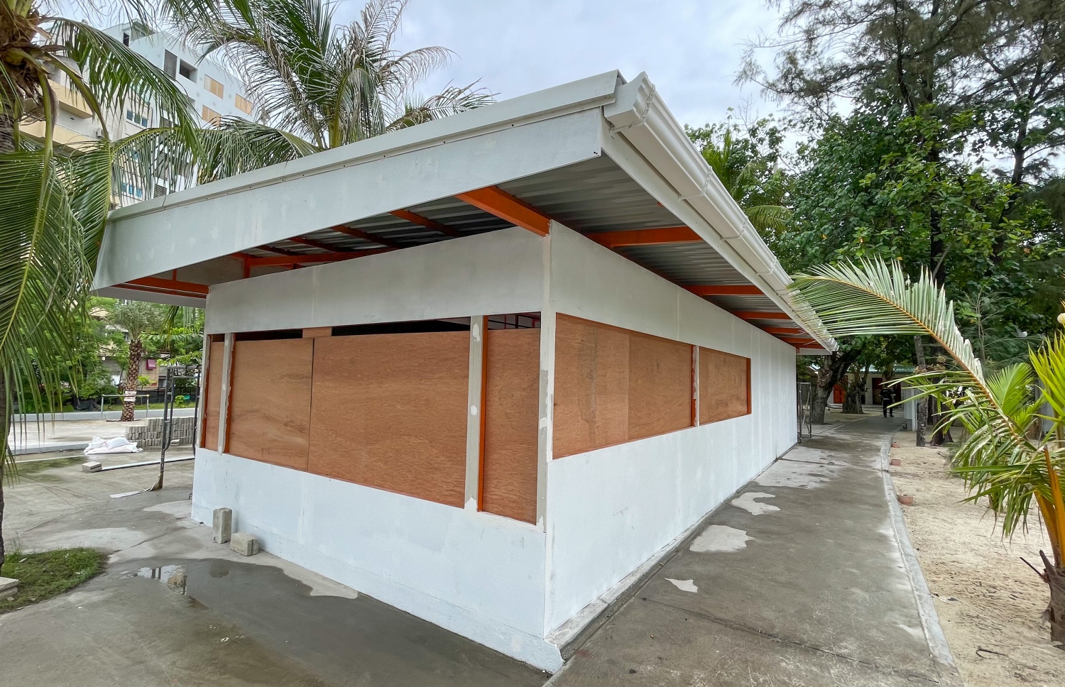 އާޓިފިޝަލް ބީޗުގައި ހަދަމުން އަންނަ ޓަކް ޝޮޕް -- ފޮޓޯ: ނިޝާން އަލީ | މިހާރު