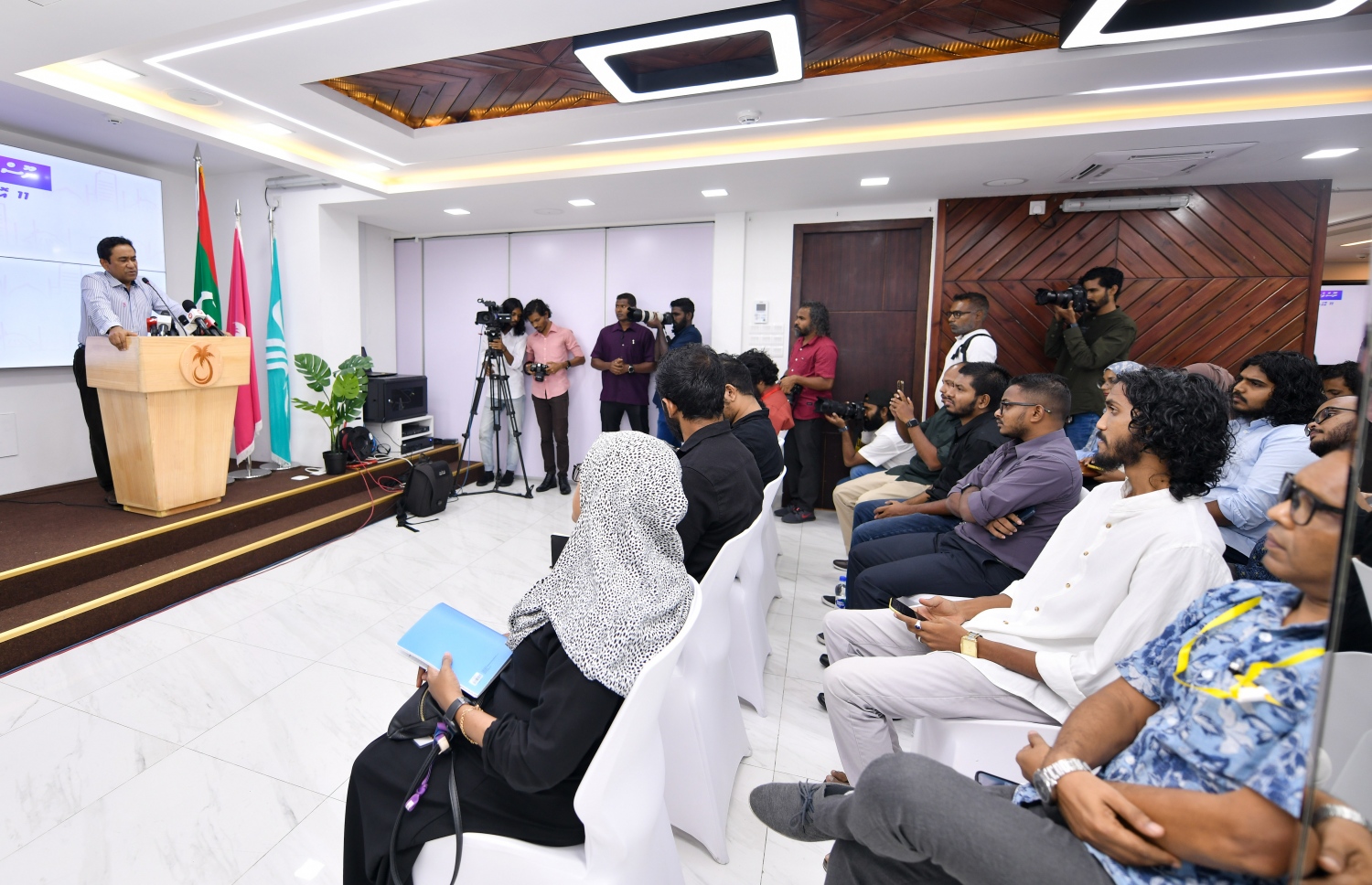 ކުރީގެ ރައީސް އަދި އިދިކޮޅު ޕީޕީއެމް/ޕީއެންސީ ކޯލިޝަންގެ ލީޑަރު އަބްދުﷲ ޔަމީން ބޭއްވި ނޫސްވެރިންގެ ބައްދަލުވުމުގައި އެމަނިކުފާނު ވާހަކަދައްކަވަނީ -- ފޮޓޯ: ފަޔާޒް މޫސާ | މިހާރު