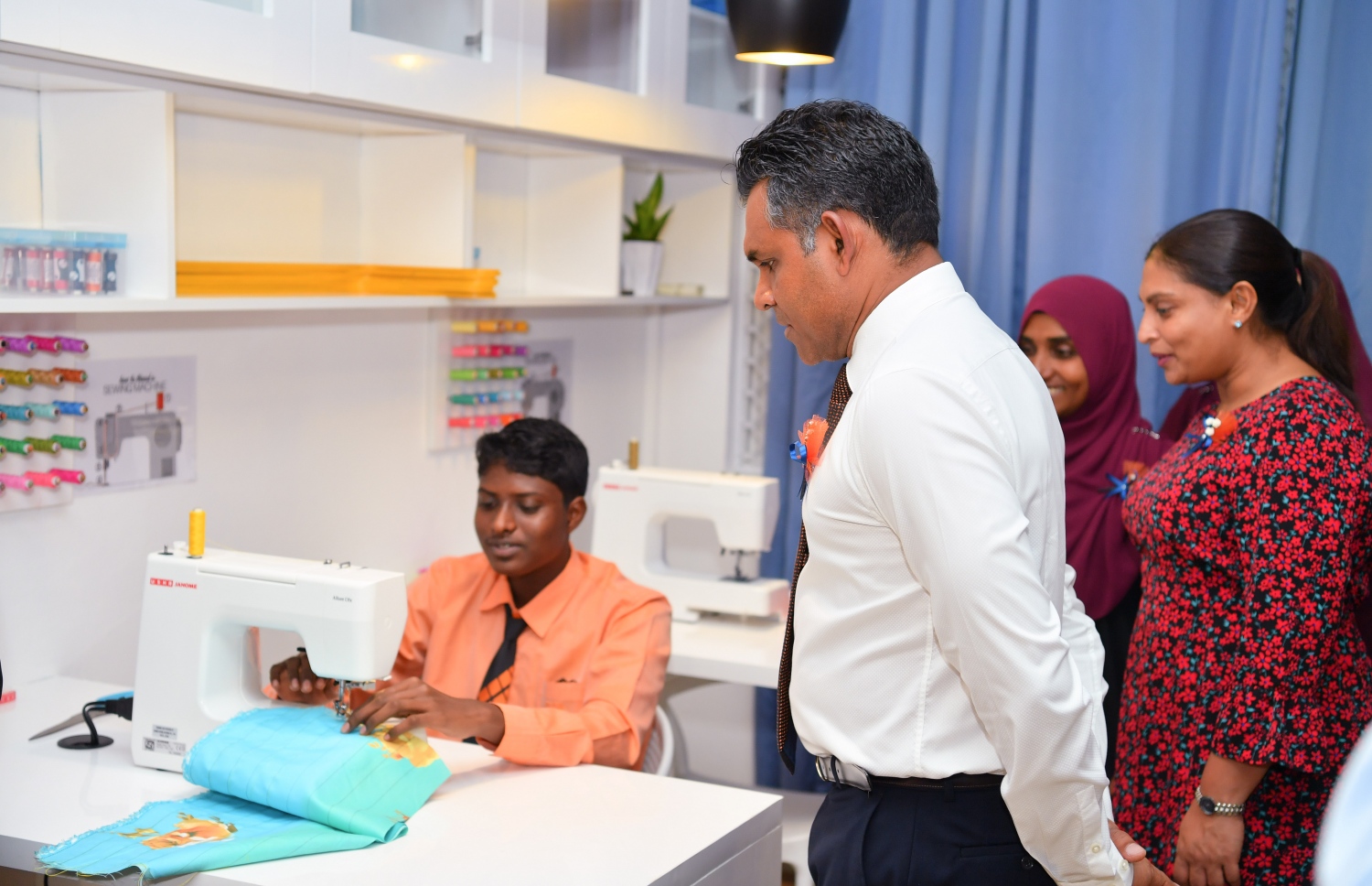 ނުކުޅެދުންތެރިކަން ހުންނަ ކުދިންނަަށް ވޮކޭޝަނަލް އެޑިއުކޭޝަން ދޭން ފެށުމަށް އިމާދުއްދީން ސްކޫލްގައި ރޭ ހުޅުވި "ފަންނުވެށި" މަރުކަޒުގެ ފެހުމުގެ ޕްރޮގްރާމެއްގައި ދަރިވަރަކު ބައިވެރިވަނީ. -- ފޮޓޯ: ރައީސް އޮފީސް