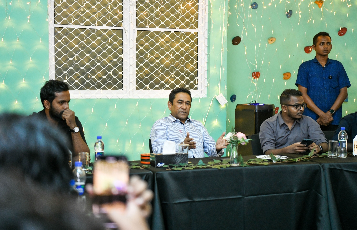 ރޭގެ މީޑިއާ ބްރީފިންގެ ކުރިން ޔާމީން، ނޫސްވެރިންނާއެކު ނުރަސްމީ ވަގުތުކޮޅެއް ހޭދަކުރައްވަނީ.---ފޮޓޯ: ފަޔާޒު މޫސާ| މިހާރު