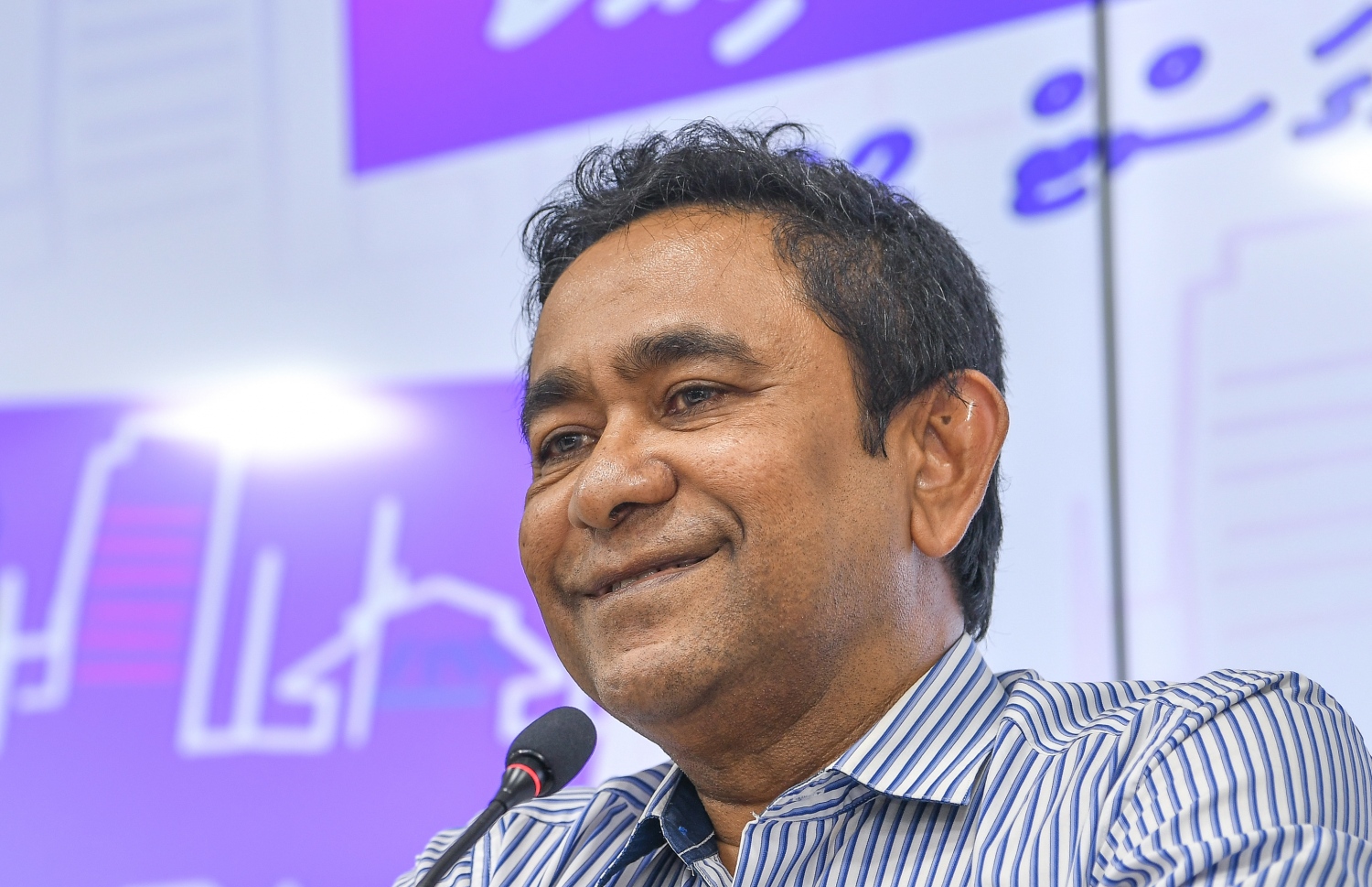 ޔާމީން: ކުރީގެ މެމްބަރު ޝާހިދު ވަނީ އެމަނިކުފާނުގެ ދިފާއުގައި މިއަދު ކޯޓުގައި ހެކިބަސްދެއްވާފައި. --- ފޮޓޯ/މިހާރު