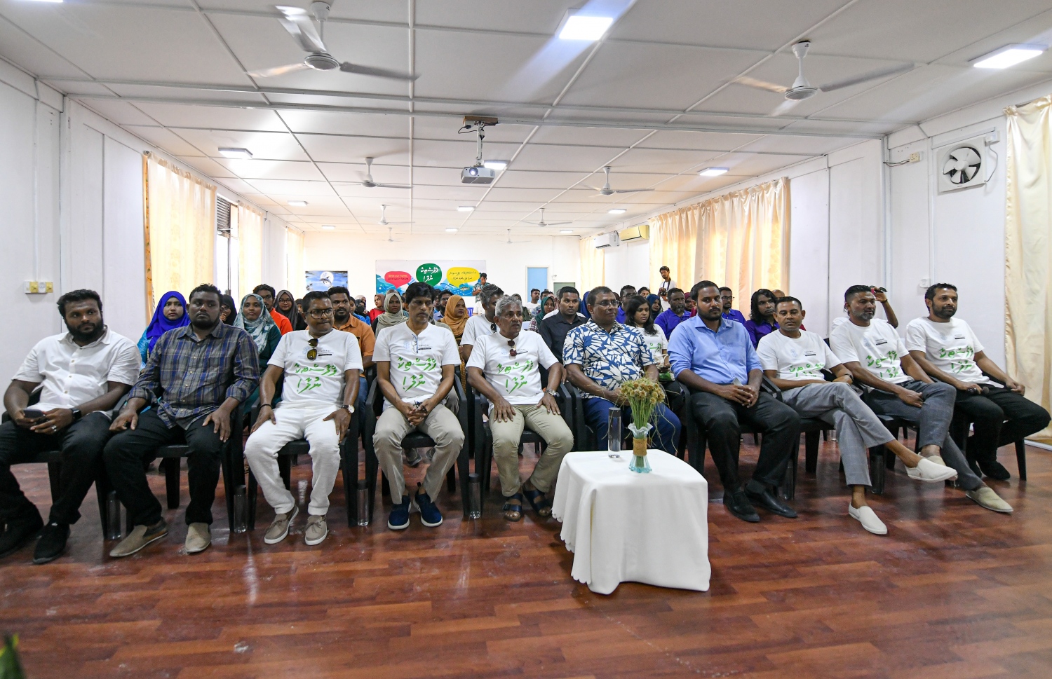 ފުށިފަރު ރިސޯޓުން ފެށި "ޕްލާސްޓިކާ ނުލާ" ކެމްޕެއިން ރަސްމީކޮށް ފެށުމަށް ޅ. ހިންނަވަރުގައި ބޭއްވި ރަސްމިއްޔާތުގައި ޓޫރިޒަމް މިނިސްޓަރު ޑރ. އަބްދުﷲ މައުސޫމާއި ފުށިފަރު ރިސޯޓުގެ އިސްވެރިންނާއި ދިރާގު އަދި ޅ. އަތޮޅުގެ ބައެއް ރަށްރަށުގެ އިސް ބޭފުޅުން. -- ފޮޓޯ: ފަޔާޒު މޫސާ | މިހާރު