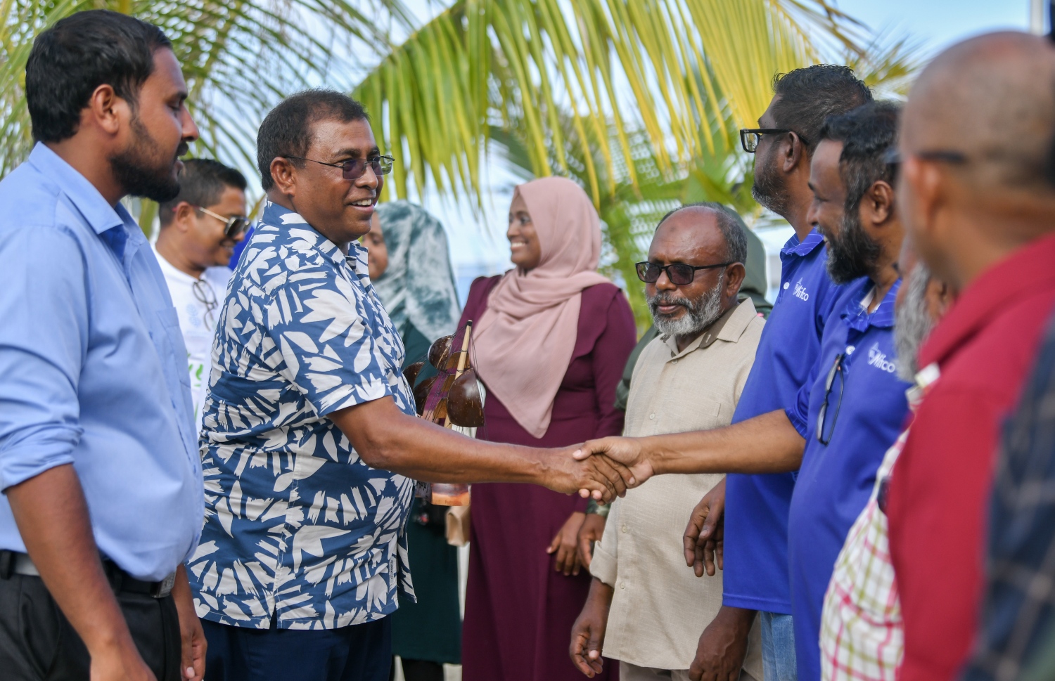 ފުށިފަރު ރިސޯޓުން ފެށި "ޕްލާސްޓިކާ ނުލާ" ކެމްޕެއިން ރަސްމީކޮށް ފެށުމަށް ޅ. ހިންނަވަރުގައި ބޭއްވި ރަސްމިއްޔާތު ޝަރަފުވެރި ކޮށްދެއްވުމަށް ޓުއަރިޒަމް މިނިސްޓަރު ޑރ. އަބްދުﷲ މައުސޫމް އެ ރަށަށް ވަޑައިގަތުމުން މަރުހަބާ ދަންނަވަނީ -- ފޮޓޯ: ފަޔާޒު މޫސާ | މިހާރު