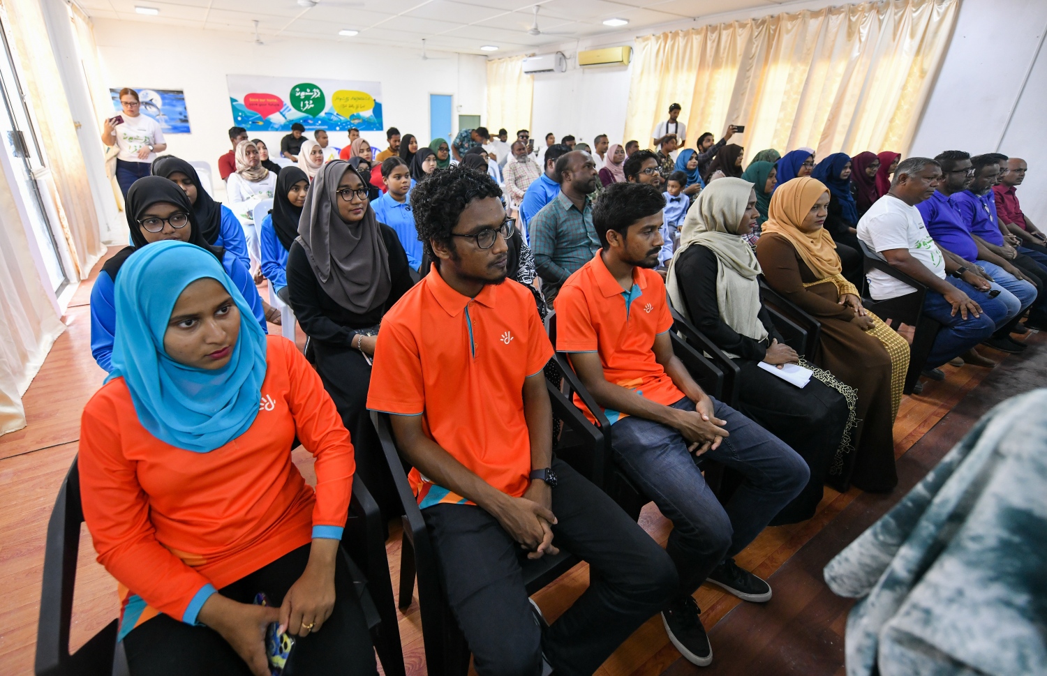 ފުށިފަރު ރިސޯޓުން އިސްނަގައިގެން ޅ އަތޮޅުގައި ކުރިއަށް ގެންދާ "ޕްލާސްޓިކާ ނުލާ" ކެމްޕެއިން ފެށުމުގެ ރަސްމިއްޔާތުގައި އެ ކެމްޕެއިންގެ އެއް ޕާޓްނަރު ކަމަށްވާ ދިރާގުގެ މުއައްޒަފުން ބައިވެރިވަނީ -- ފޮޓޯ: ފަޔާޒު މޫސާ | މިހާރު
