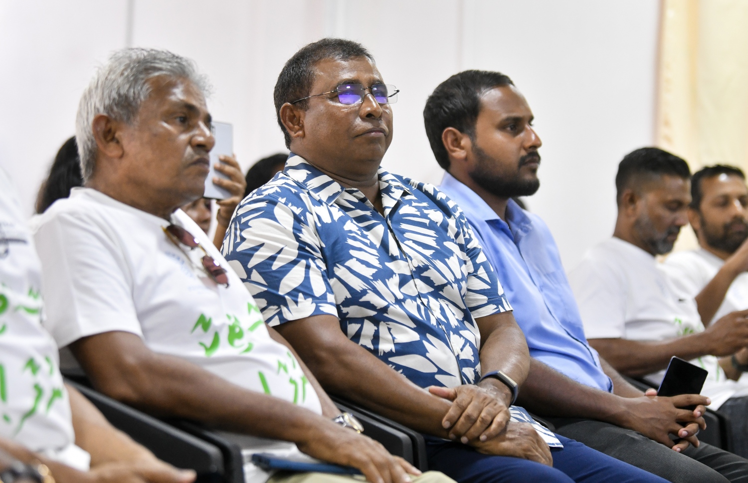 ފުށިފަރު ރިސޯޓުން ފެށި "ޕްލާސްޓިކާ ނުލާ" ކެމްޕެއިން ރަސްމީކޮށް ފެށުމަށް ޅ. ހިންނަވަރުގައި ބޭއްވި ރަސްމިއްޔާތު ޓޫރިޒަމް މިނިސްޓަރު ޑރ. އަބްދުﷲ މައުސޫމް ބައިވެރިވެވަޑައިގަންނަވާއިރު އަރިހުގައި، ކެމްޕެއިންގެ އެއް ޕާޓްނަރު، މުނި ގްރޫޕްގެ އެމްޑީ މުހުތާރު ހަސަން -- ފޮޓޯ: ފަޔާޒު މޫސާ | މިހާރު