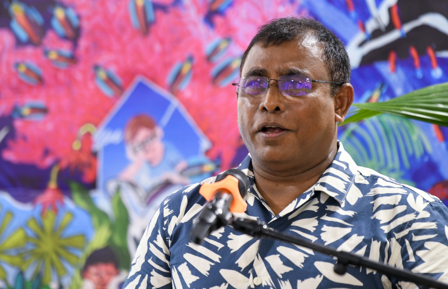 ފުށިފަރު ރިސޯޓުން އިސްނަގައިގެން ޅ އަތޮޅުގައި ކުރިއަށް ގެންދާ "ޕްލާސްޓިކާ ނުލާ" ކެމްޕެއިން ފެށުމަށް ހިންނަވަރުގައި ބޭއްވި "ޕްލާސްޓިކާ ނުލާ" ކެމްޕެއިން ފެށުމުގެ ރަސްމިއްޔާތުގައި ޝަރަފްވެރި މެހުމާން ޓޫރިޒަމް މިނިސްޓަރު ޑރ. އަބްދުﷲ މައުސޫމް ވާހަކަ ދައްކަވަނީ.-- ފޮޓޯ: ފަޔާޒު މޫސާ | މިހާރު