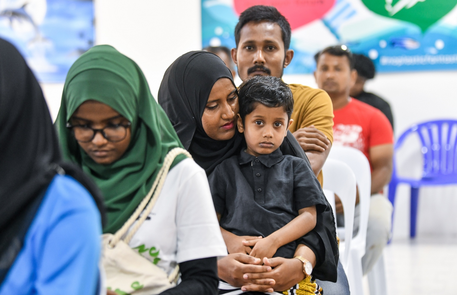 ޅ. ހިންނަވަރުގައި ބޭއްވި "ޕްލާސްޓިކާ ނުލާ" ކެމްޕެއިން ފެށުމުގެ ރަސްމިއްޔާތުގައި އެ ރަށު ބައެއް މީހުން ބައިވެރިވަނީ: މި ކެމްޕެއިން އަކީ ފުށިފަރު ރިސޯޓުން އިސްނަގައިގެން ކުރިއަށް ގެންދާ ހަރަކާތެއް -- ފޮޓޯ: ފަޔާޒު މޫސާ | މިހާރު