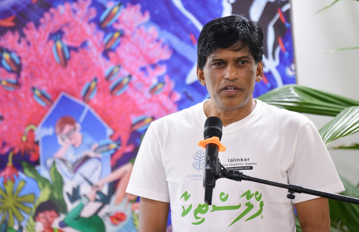 ފުށިފަރު ރިސޯޓުން އިސްނަގައިގެން ޅ އަތޮޅުގައި ކުރިއަށް ގެންދާ "ޕްލާސްޓިކާ ނުލާ" ކެމްޕެއިން ފެށުމަށް ހިންނަވަރުގައި ބޭއްވި ރަސްމިއްޔާތުގައި ދިރާގުގެ ޗީފް ކޮމާޝަލް އޮފިސަރު އަލީ ރިޔާޒު ވާހަކަ ދައްކަވަނީ-- ފޮޓޯ: ފަޔާޒު މޫސާ | މިހާރު