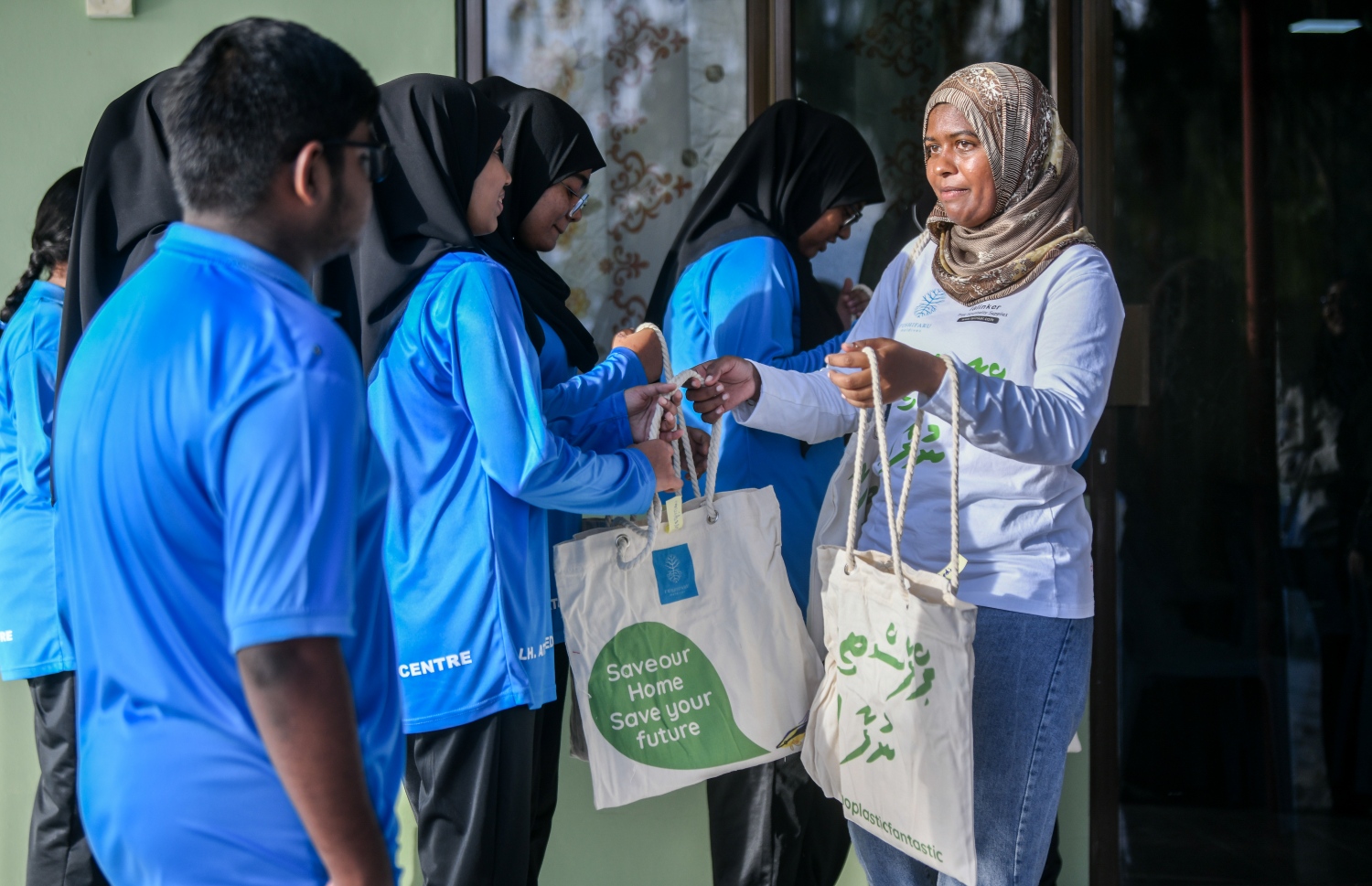 ފުށިފަރު ރިސޯޓުން އިސްނަގައިގެން ޅ އަތޮޅުގައި ކުރިއަށް ގެންދާ "ޕްލާސްޓިކާ ނުލާ" ކެމްޕެއިން ފެށުމުގެ ރަސްމިއްޔާތަށްފަހު ޕްލާސްޓިކް ކޮތަޅުުގެ ބަދަލުގައި ބޭނުން ކުރާނެ ފޮތި ކޮތަޅު ޅ. ހިންނަވަރު ސްކޫލް ކުދިންނަށް ބަހަނީ  .-- ފޮޓޯ: ފަޔާޒު މޫސާ | މިހާރު