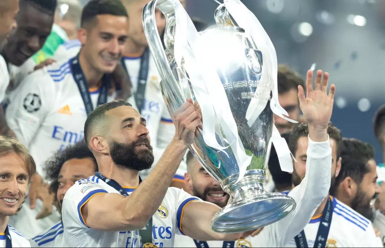 ބެންޒެމާ ރެއާލް މެޑްރިޑާ އެކު މިދިޔަ ސީޒަނުގެ ޗެމްޕިއަންސް ލީގު ޓްރޮފީ އުފުލާލަނީ.-- ފޮޓޯ: ގެޓީ އިމޭޖަސް